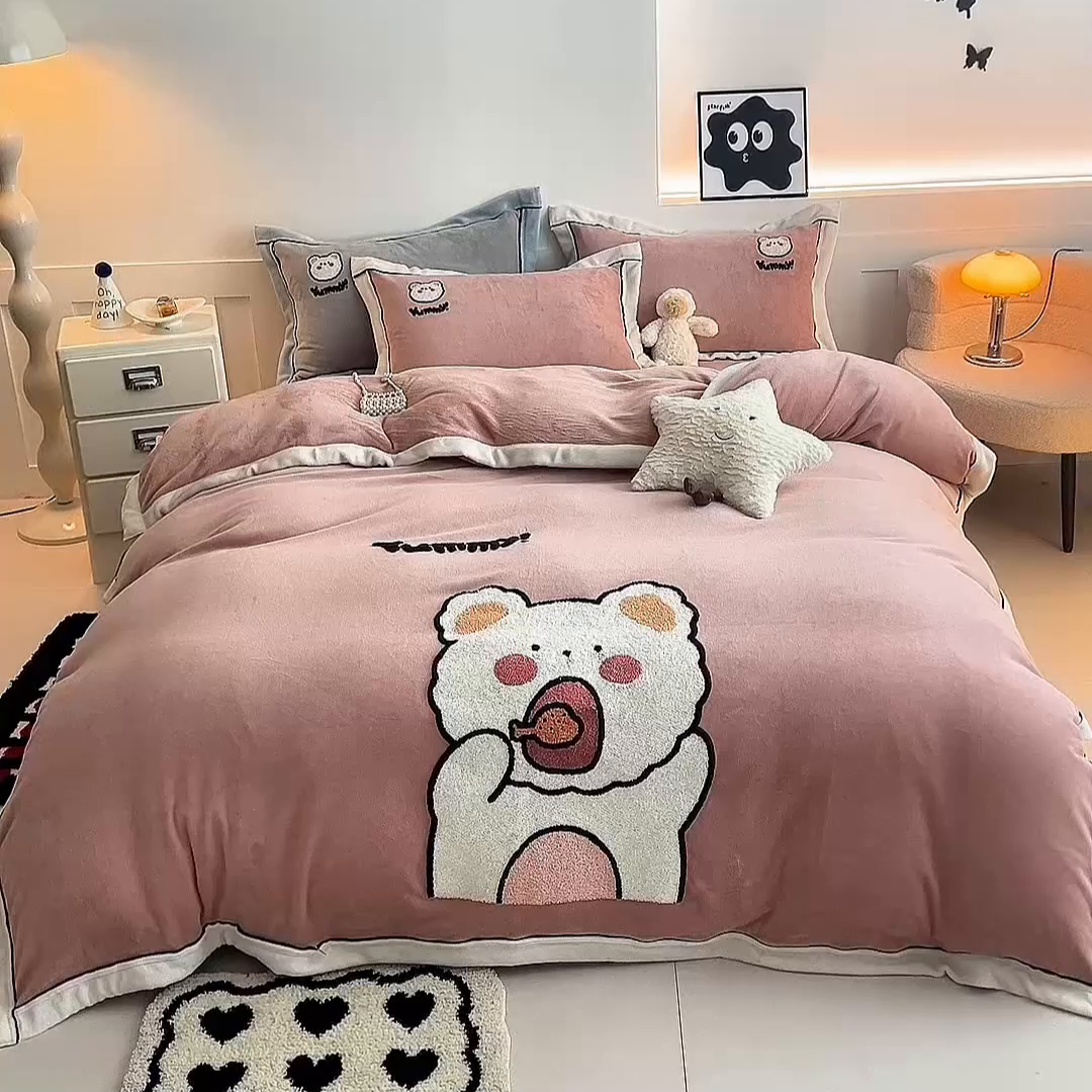 91家纺网 家纺一手货源 找家纺 兰紫橙家纺 2025新款亲肤舒适毛巾绣牛奶绒四件套 小熊-星柚粉