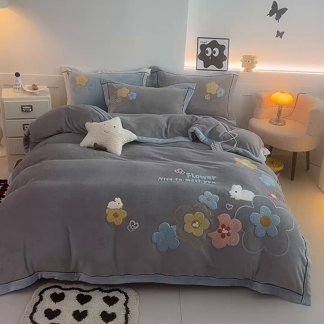 91家纺网 家纺一手货源 找家纺 兰紫橙家纺 2025新款亲肤舒适毛巾绣牛奶绒四件套 桃花朵朵开-绅士灰