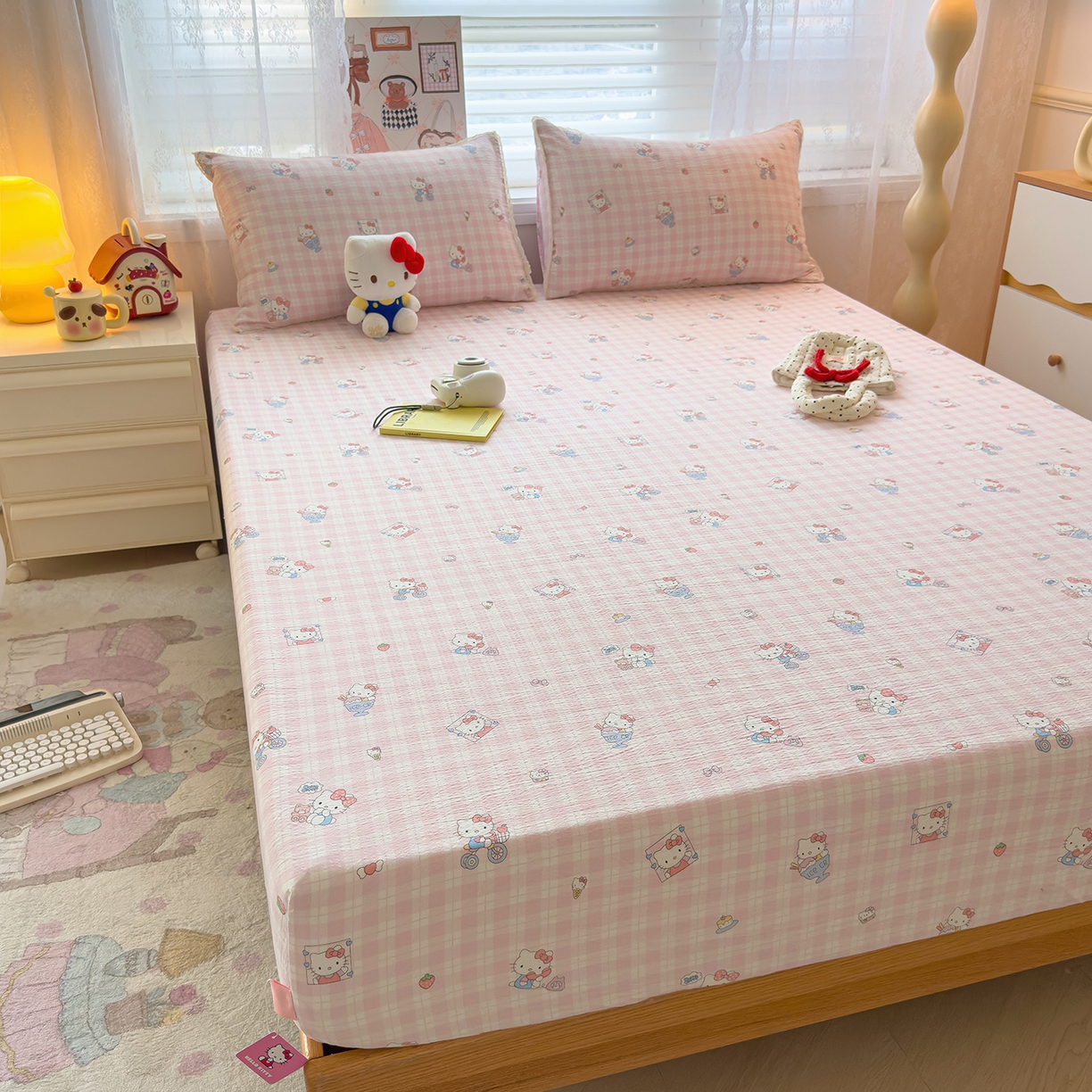 91家纺网 家纺一手货源 找家纺 梦庭帛美 2025新款高克重110克云感提花皱皱纱正版三丽鸥床笠 甜蜜电话-粉