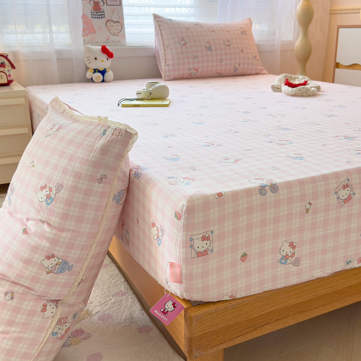 91家纺网 家纺一手货源 找家纺 梦庭帛美 2025新款高克重110克云感提花皱皱纱正版三丽鸥床笠 甜蜜电话-粉