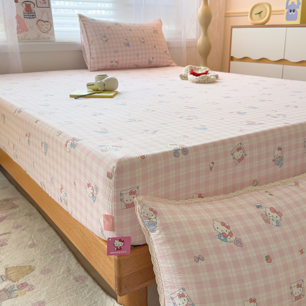 91家纺网 家纺一手货源 找家纺 梦庭帛美 2025新款高克重110克云感提花皱皱纱正版三丽鸥床笠 甜蜜电话-粉