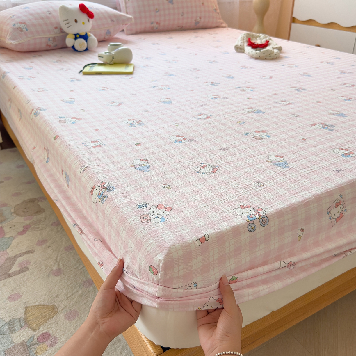 91家纺网 家纺一手货源 找家纺 梦庭帛美 2025新款高克重110克云感提花皱皱纱正版三丽鸥床笠 甜蜜电话-粉