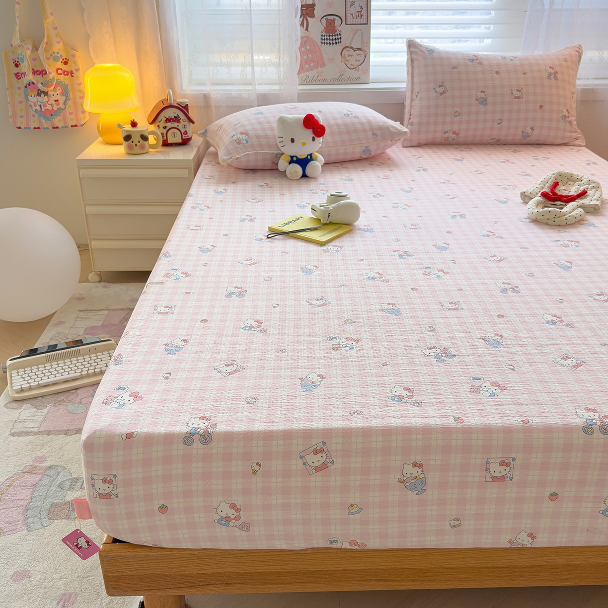 91家纺网 家纺一手货源 找家纺 梦庭帛美 2025新款高克重110克云感提花皱皱纱正版三丽鸥床笠 甜蜜电话-粉