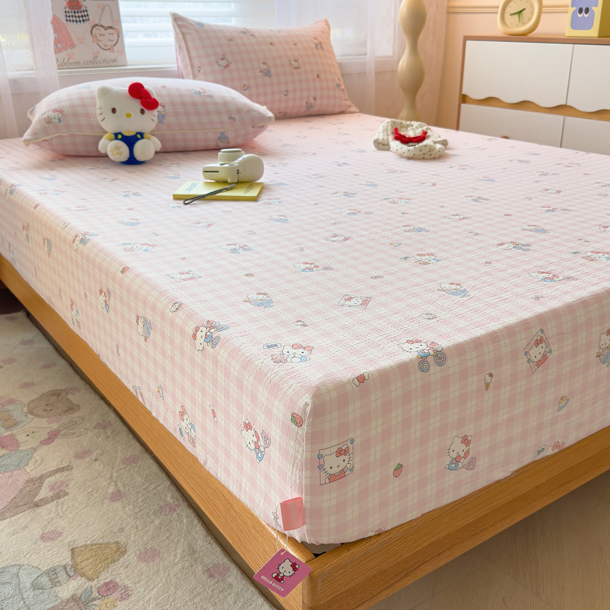 91家纺网 家纺一手货源 找家纺 梦庭帛美 2025新款高克重110克云感提花皱皱纱正版三丽鸥床笠 甜蜜电话-粉