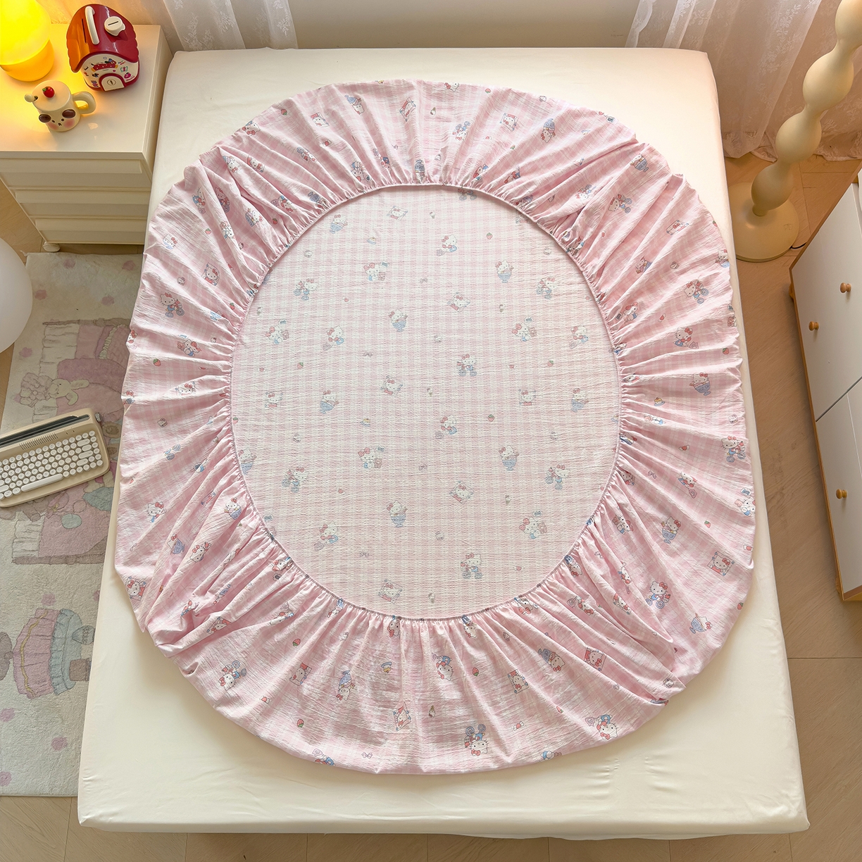 91家纺网 家纺一手货源 找家纺 梦庭帛美 2025新款高克重110克云感提花皱皱纱正版三丽鸥床笠 甜蜜电话-粉