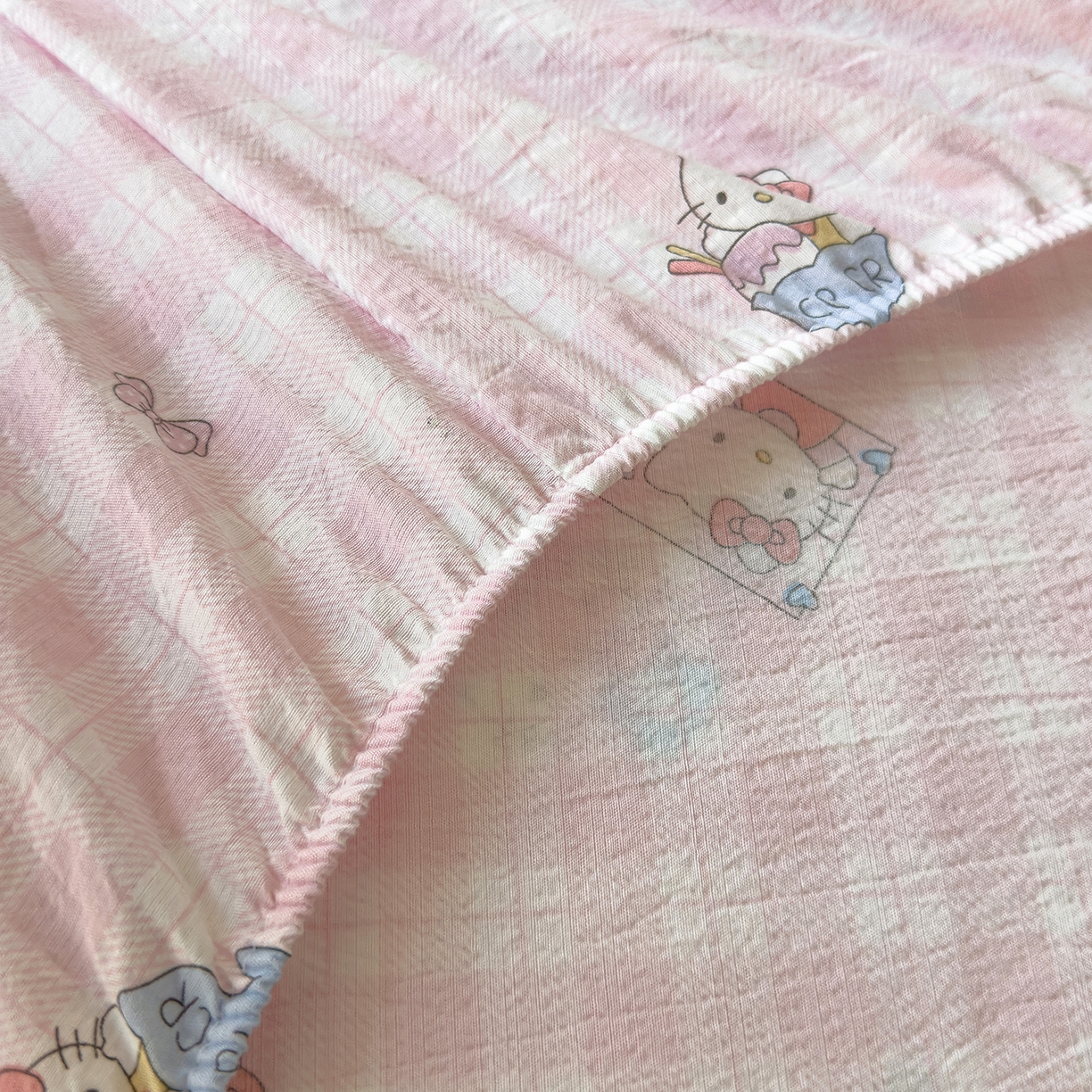 91家纺网 家纺一手货源 找家纺 梦庭帛美 2025新款高克重110克云感提花皱皱纱正版三丽鸥床笠 甜蜜电话-粉