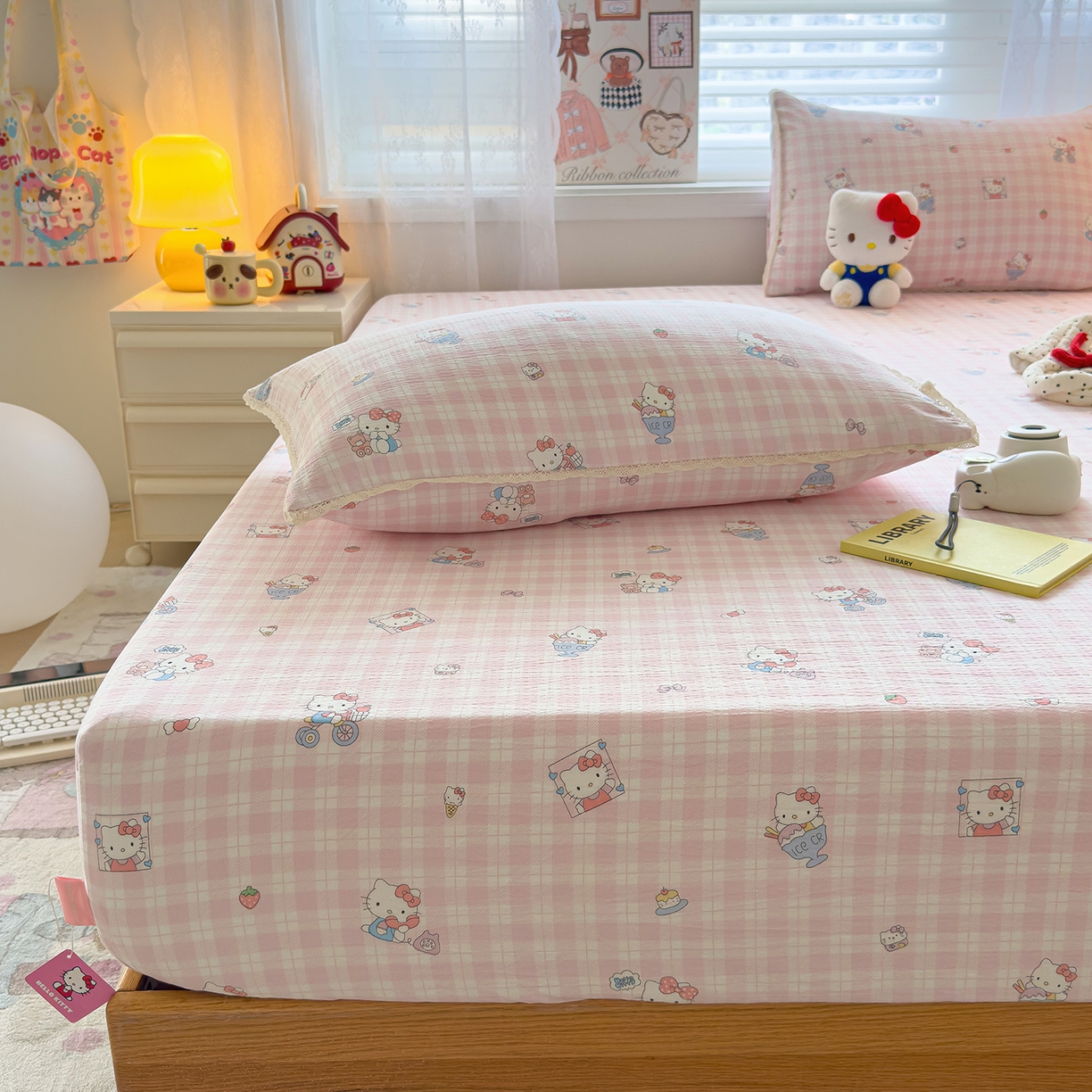 91家纺网 家纺一手货源 找家纺 梦庭帛美 2025新款高克重110克云感提花皱皱纱正版三丽鸥床笠 甜蜜电话-粉