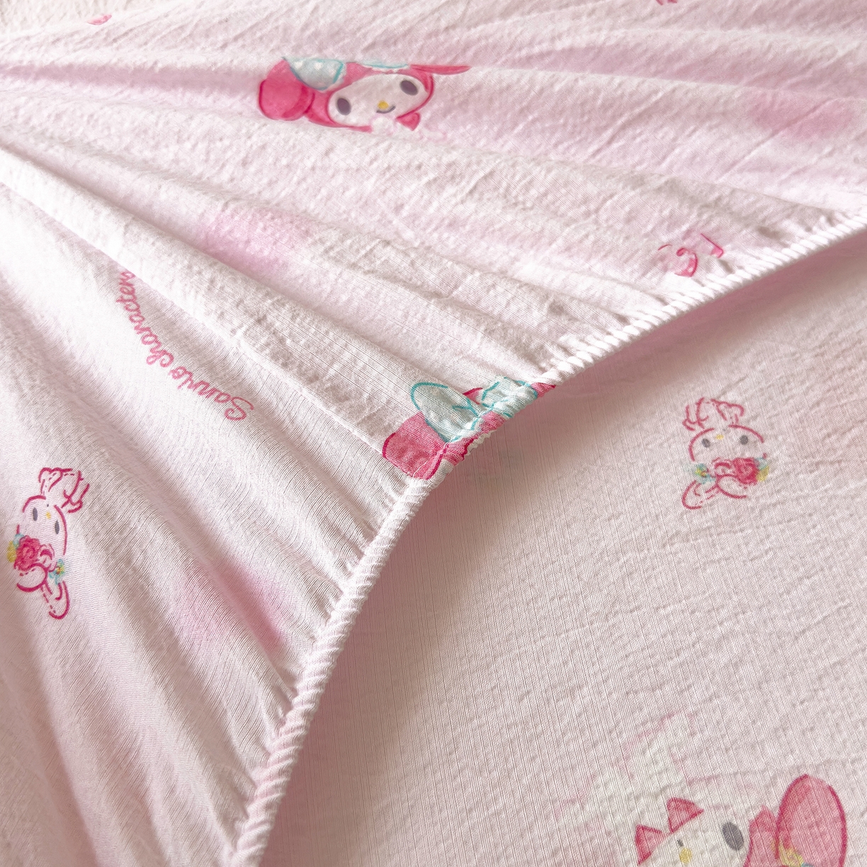 91家纺网 家纺一手货源 找家纺 梦庭帛美 2025新款高克重110克云感提花皱皱纱正版三丽鸥床笠 童趣美乐蒂