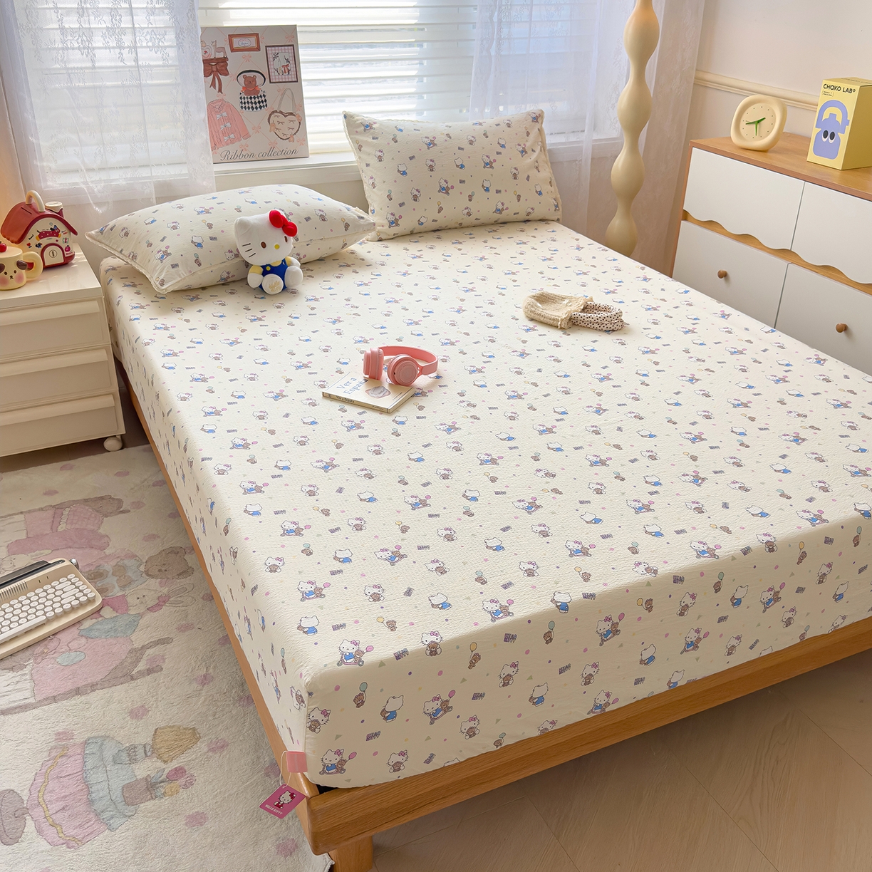 91家纺网 家纺一手货源 找家纺 梦庭帛美 2025新款高克重110克云感提花皱皱纱正版三丽鸥床笠 彩绘小奶猫