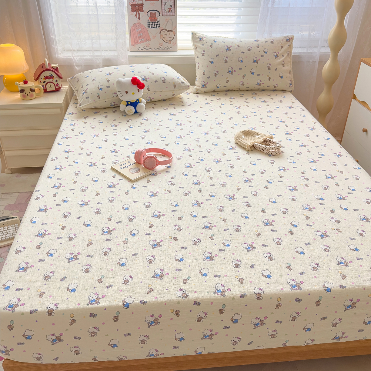 91家纺网 家纺一手货源 找家纺 梦庭帛美 2025新款高克重110克云感提花皱皱纱正版三丽鸥床笠 彩绘小奶猫