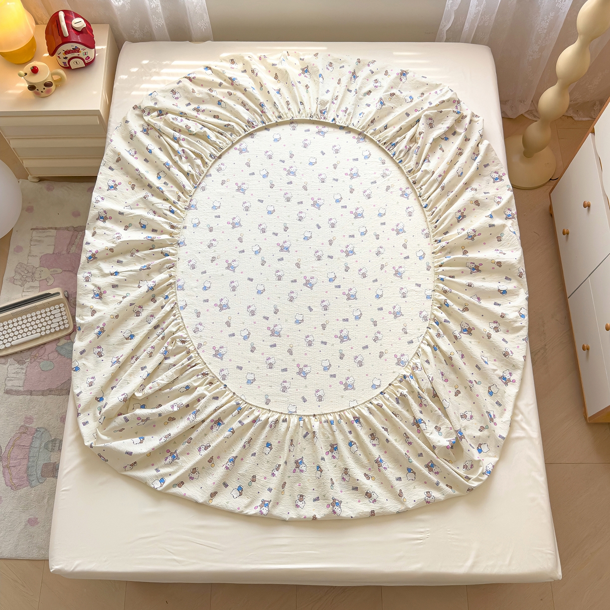 91家纺网 家纺一手货源 找家纺 梦庭帛美 2025新款高克重110克云感提花皱皱纱正版三丽鸥床笠 彩绘小奶猫