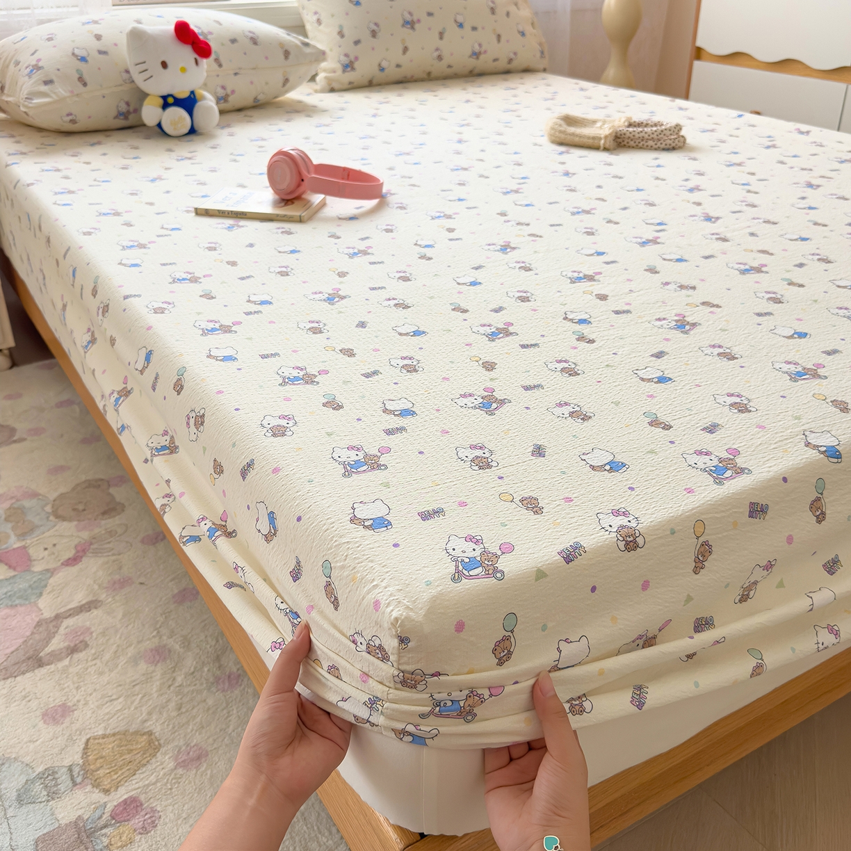 91家纺网 家纺一手货源 找家纺 梦庭帛美 2025新款高克重110克云感提花皱皱纱正版三丽鸥床笠 彩绘小奶猫