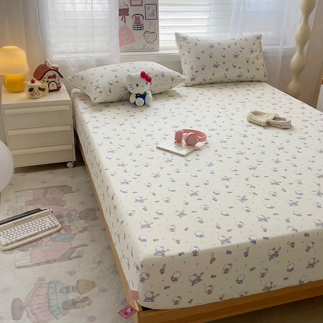 91家纺网 家纺一手货源 找家纺 梦庭帛美 2025新款高克重110克云感提花皱皱纱正版三丽鸥床笠 彩绘小奶猫