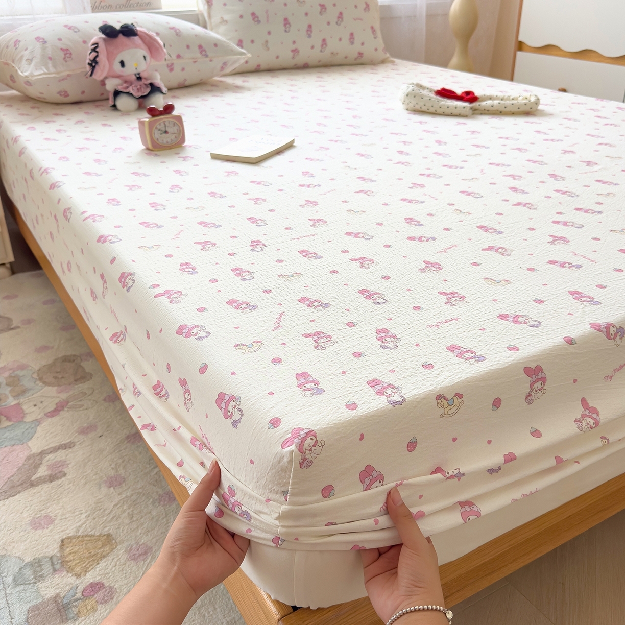 91家纺网 家纺一手货源 找家纺 梦庭帛美 2025新款高克重110克云感提花皱皱纱正版三丽鸥床笠 木马美乐蒂