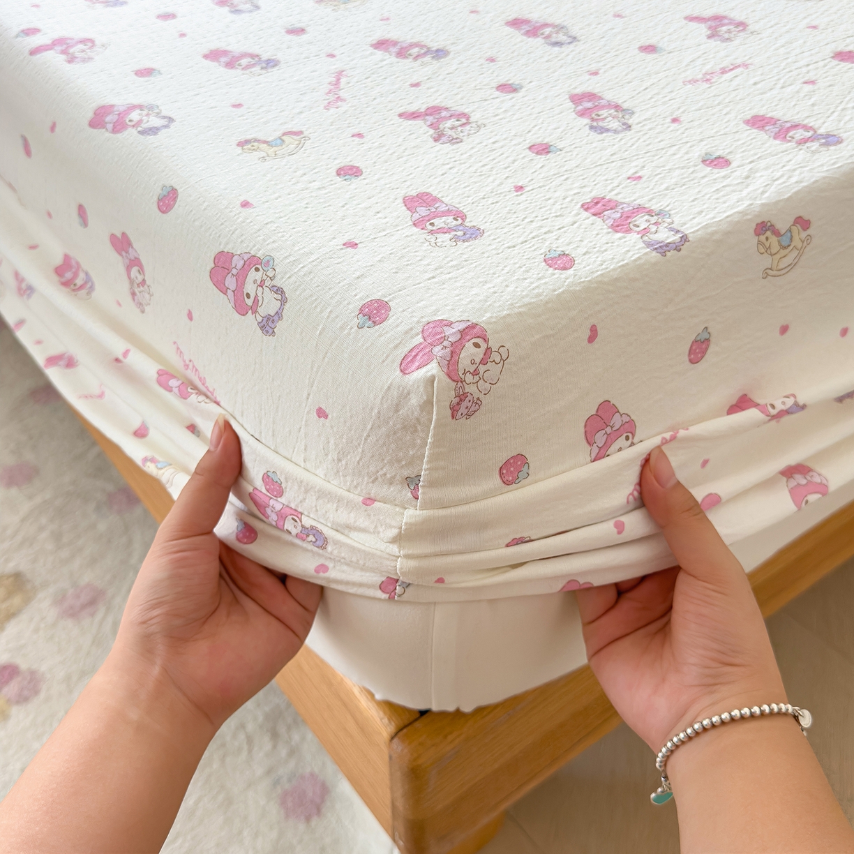 91家纺网 家纺一手货源 找家纺 梦庭帛美 2025新款高克重110克云感提花皱皱纱正版三丽鸥床笠 木马美乐蒂