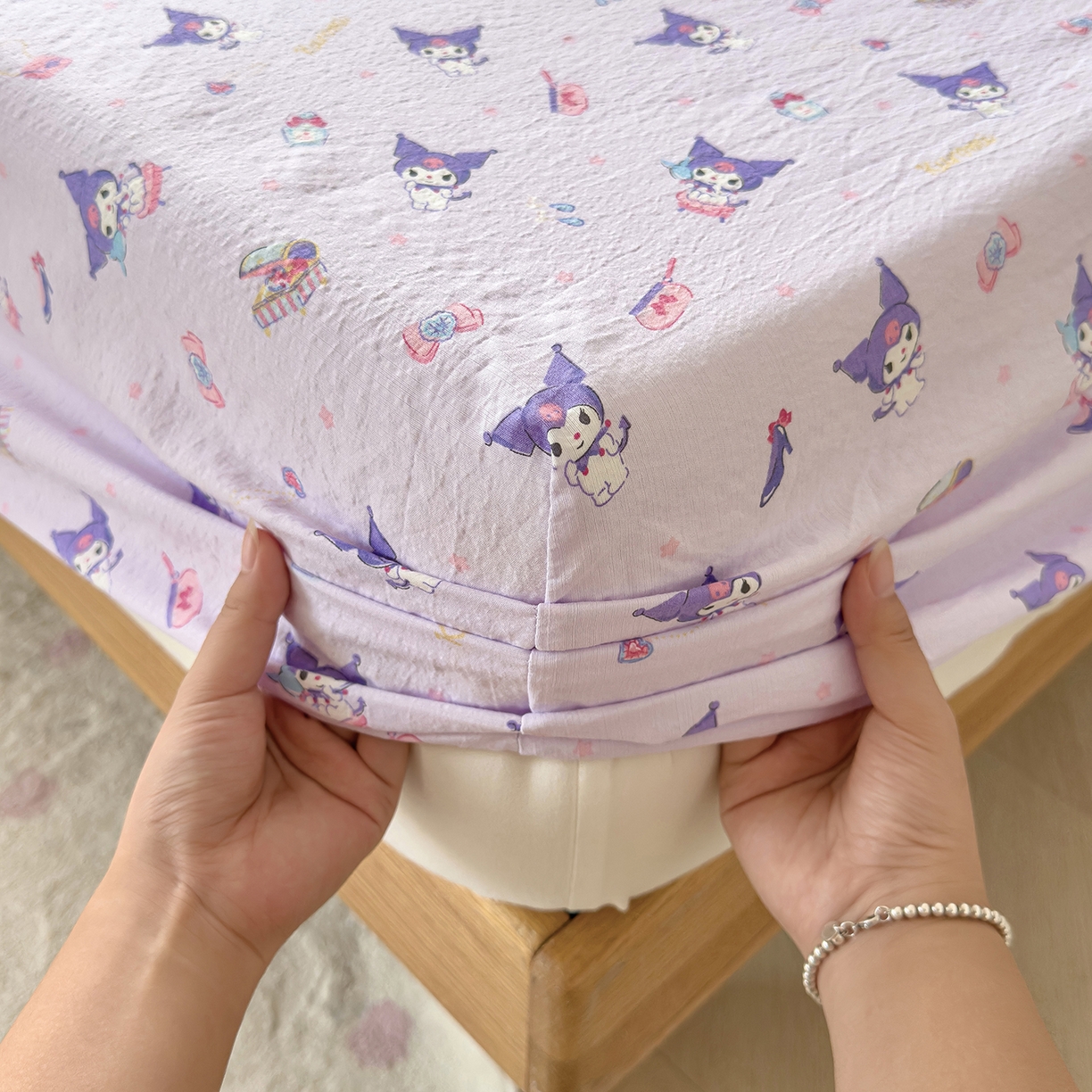 91家纺网 家纺一手货源 找家纺 梦庭帛美 2025新款高克重110克云感提花皱皱纱正版三丽鸥床笠 时尚库洛米