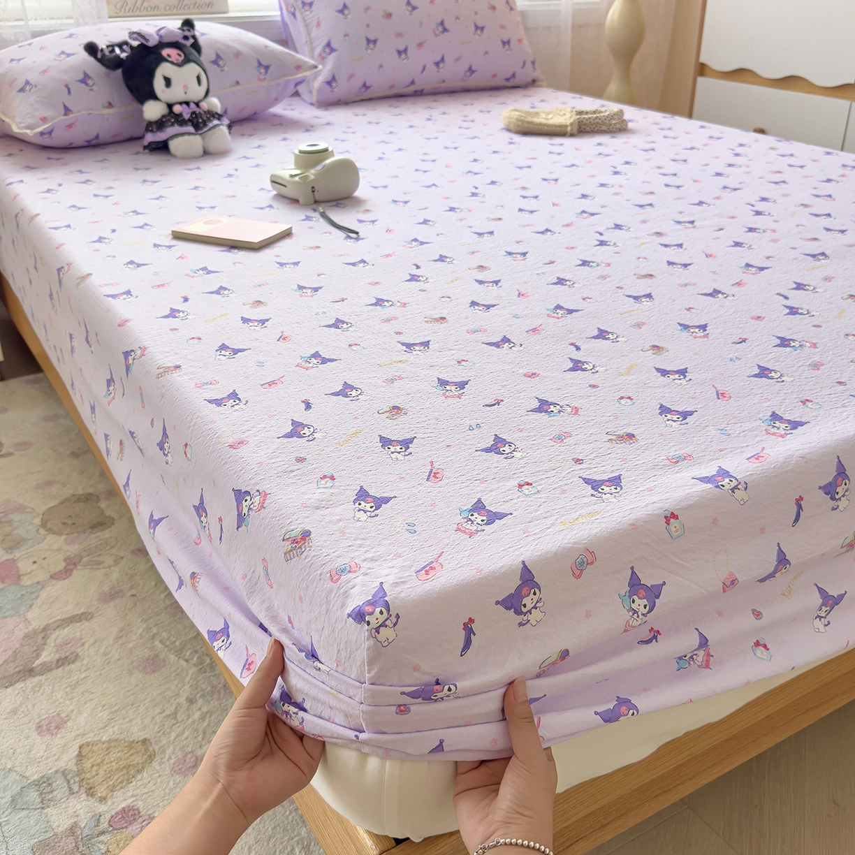 91家纺网 家纺一手货源 找家纺 梦庭帛美 2025新款高克重110克云感提花皱皱纱正版三丽鸥床笠 时尚库洛米