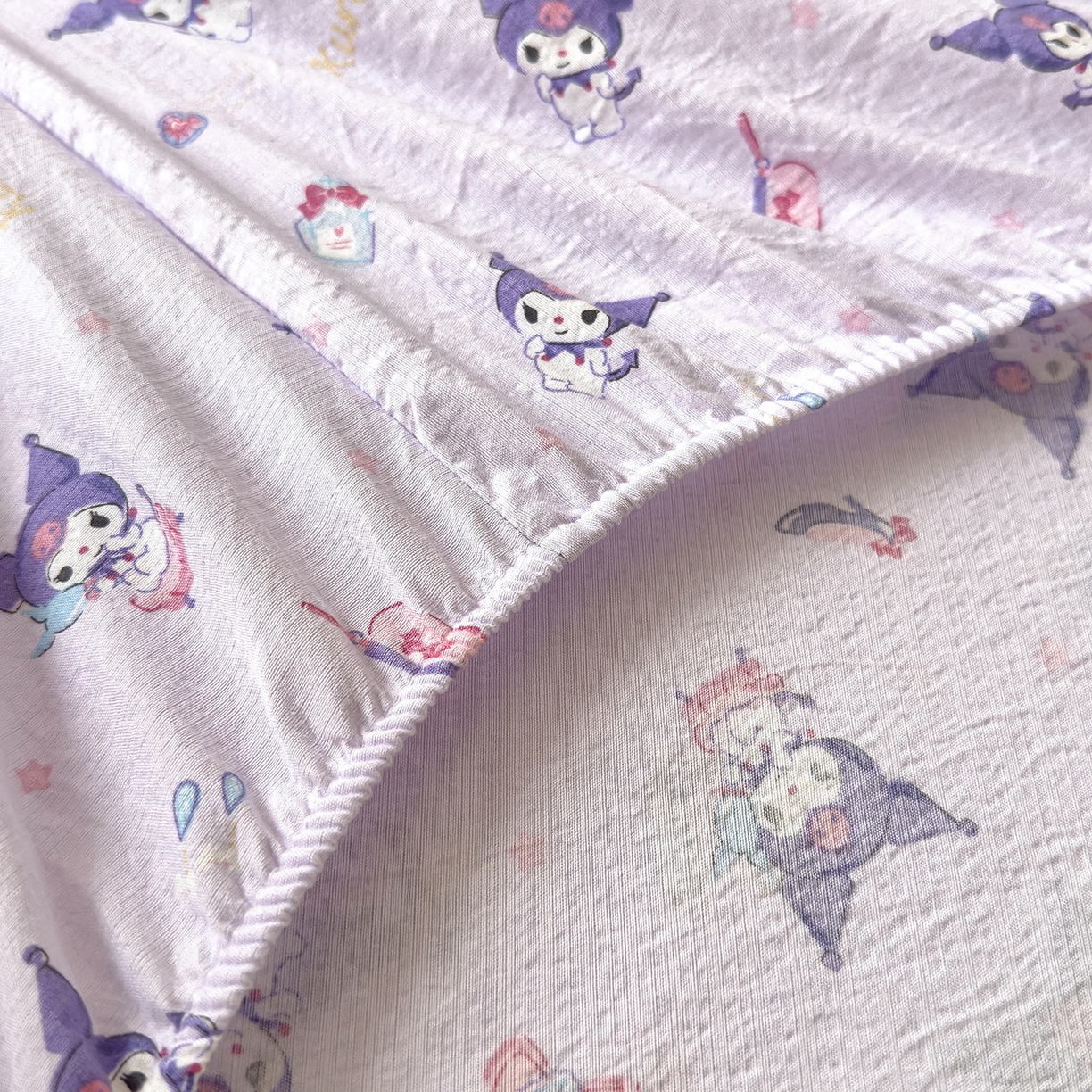 91家纺网 家纺一手货源 找家纺 梦庭帛美 2025新款高克重110克云感提花皱皱纱正版三丽鸥床笠 时尚库洛米