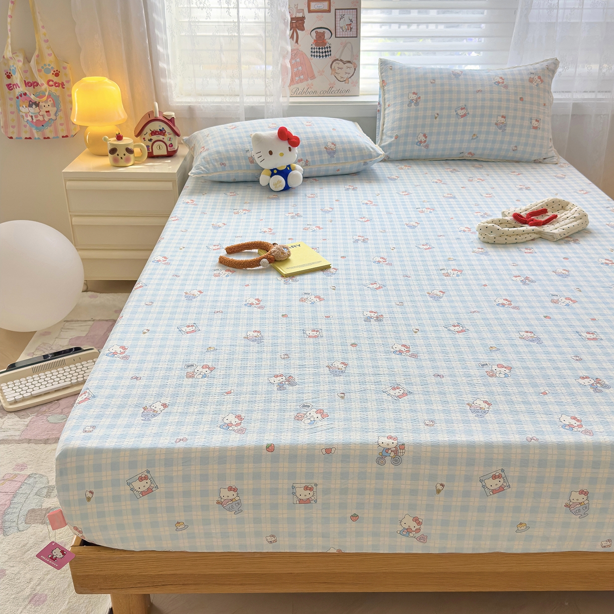 91家纺网 家纺一手货源 找家纺 梦庭帛美 2025新款高克重110克云感提花皱皱纱正版三丽鸥床笠 甜蜜电话-蓝