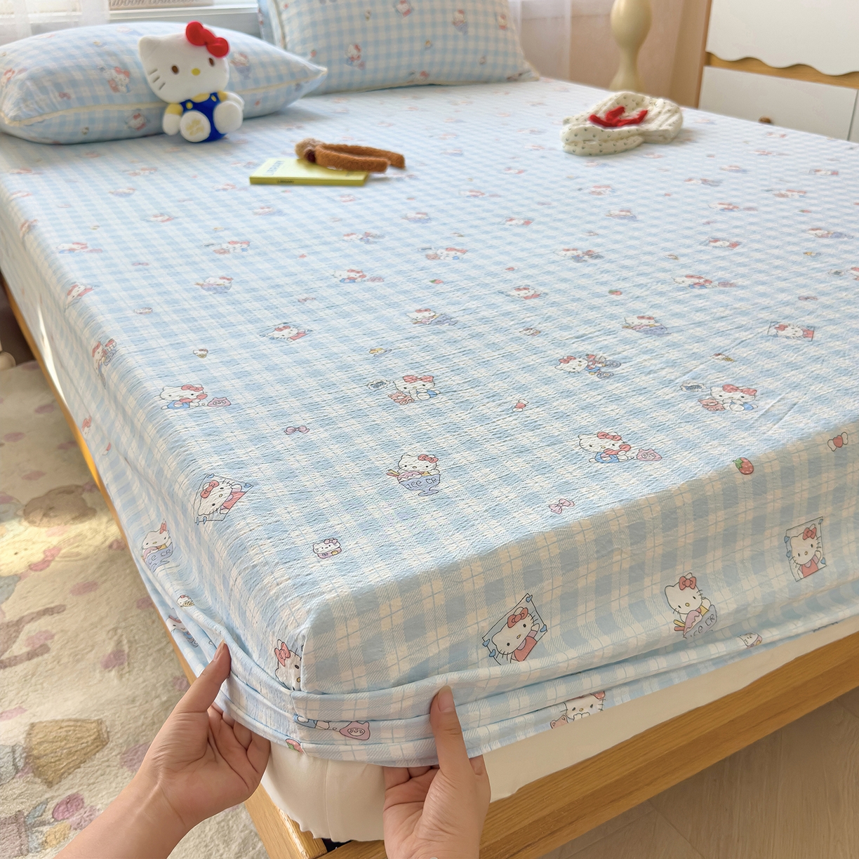 91家纺网 家纺一手货源 找家纺 梦庭帛美 2025新款高克重110克云感提花皱皱纱正版三丽鸥床笠 甜蜜电话-蓝