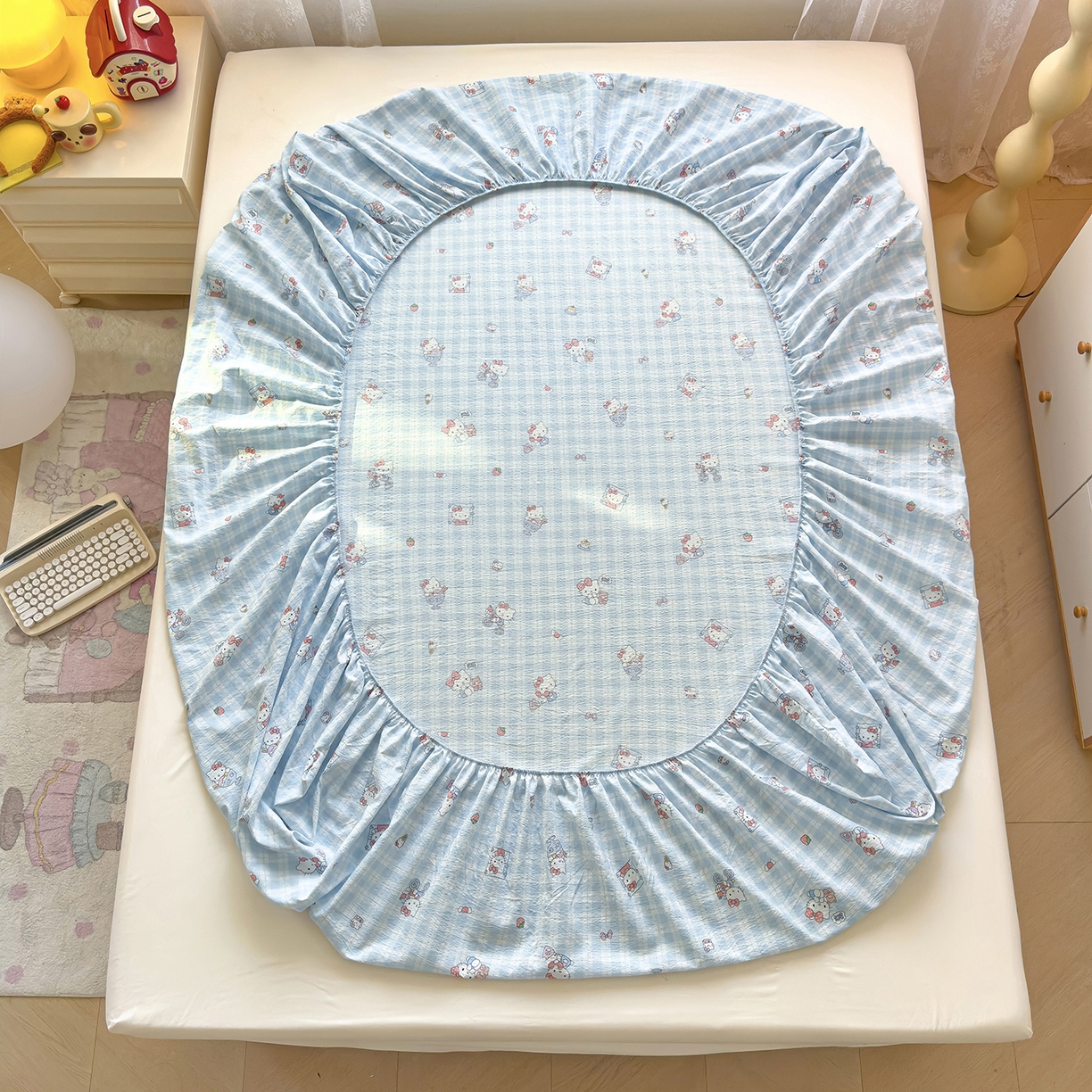 91家纺网 家纺一手货源 找家纺 梦庭帛美 2025新款高克重110克云感提花皱皱纱正版三丽鸥床笠 甜蜜电话-蓝