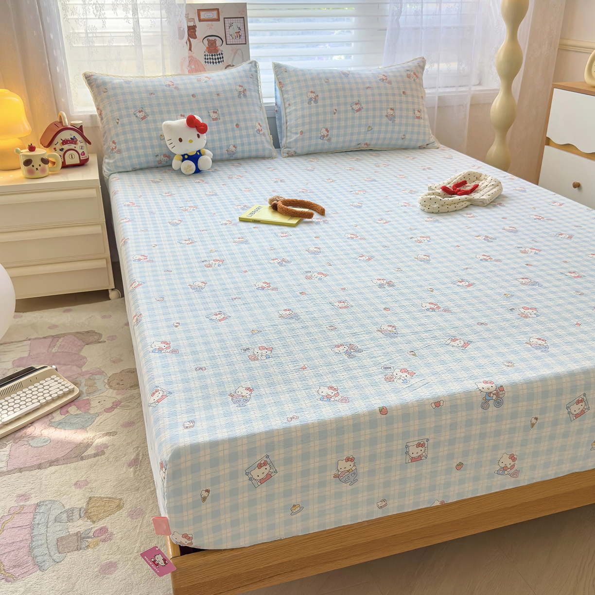 91家纺网 家纺一手货源 找家纺 梦庭帛美 2025新款高克重110克云感提花皱皱纱正版三丽鸥床笠 甜蜜电话-蓝