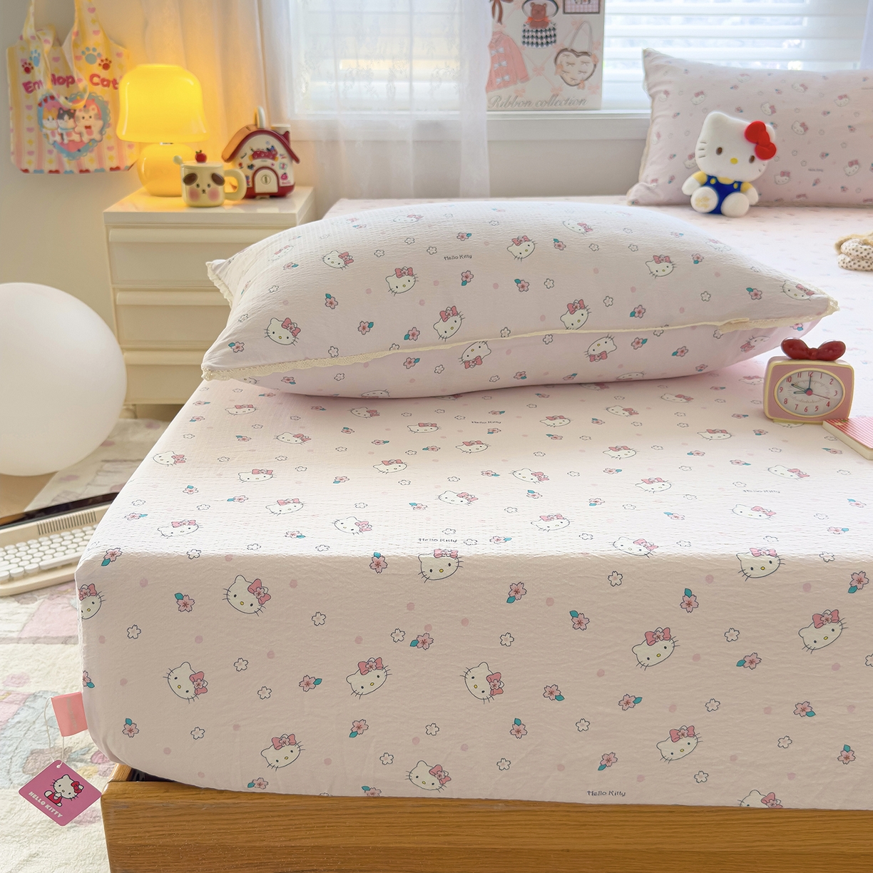 91家纺网 家纺一手货源 找家纺 梦庭帛美 2025新款高克重110克云感提花皱皱纱正版三丽鸥床笠 粉樱凯蒂