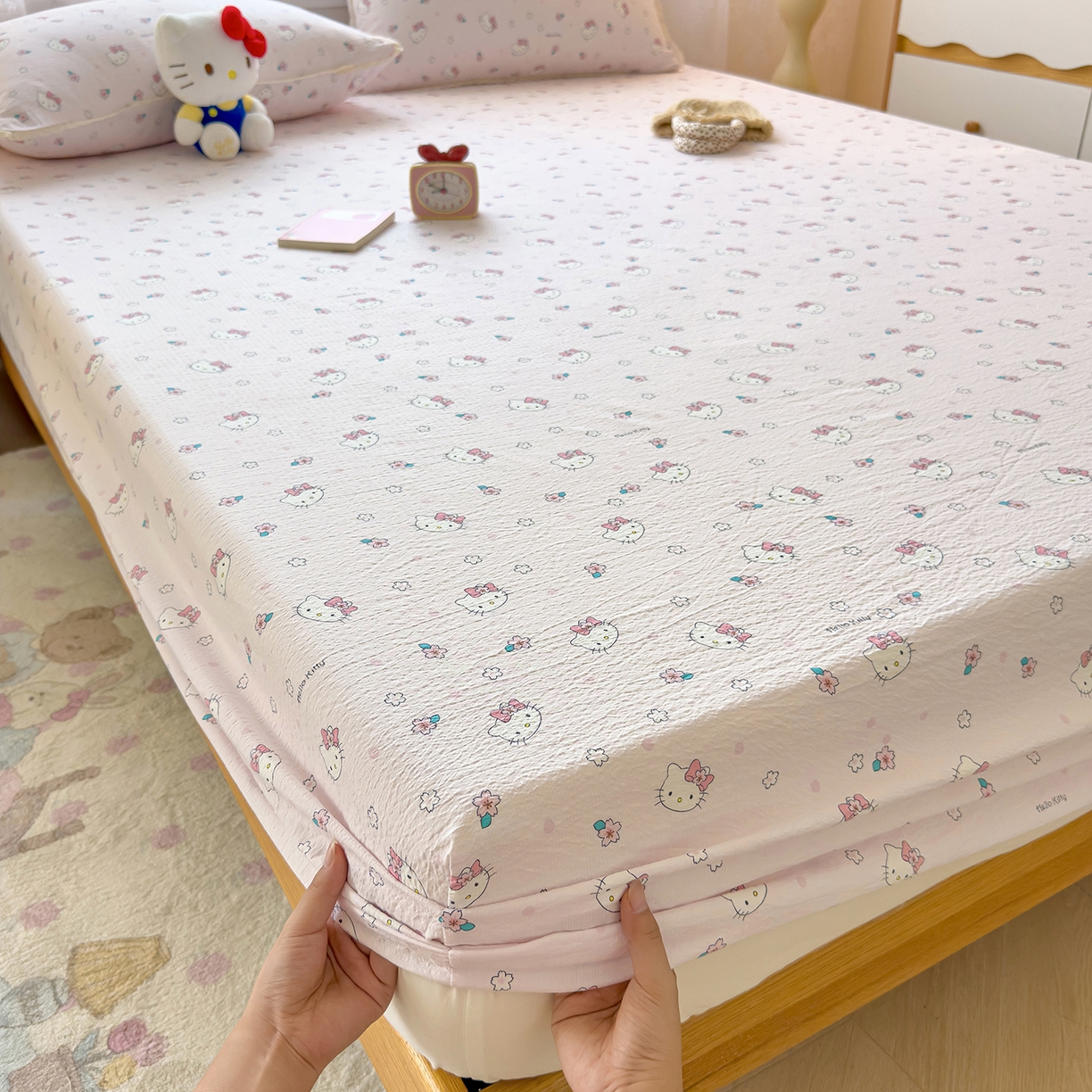 91家纺网 家纺一手货源 找家纺 梦庭帛美 2025新款高克重110克云感提花皱皱纱正版三丽鸥床笠 粉樱凯蒂