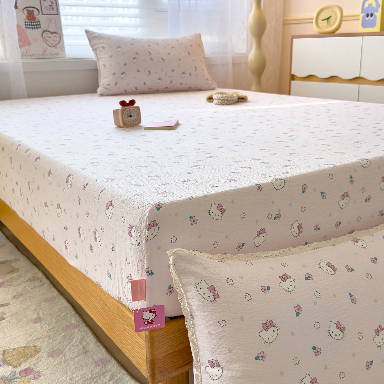 91家纺网 家纺一手货源 找家纺 梦庭帛美 2025新款高克重110克云感提花皱皱纱正版三丽鸥床笠 粉樱凯蒂