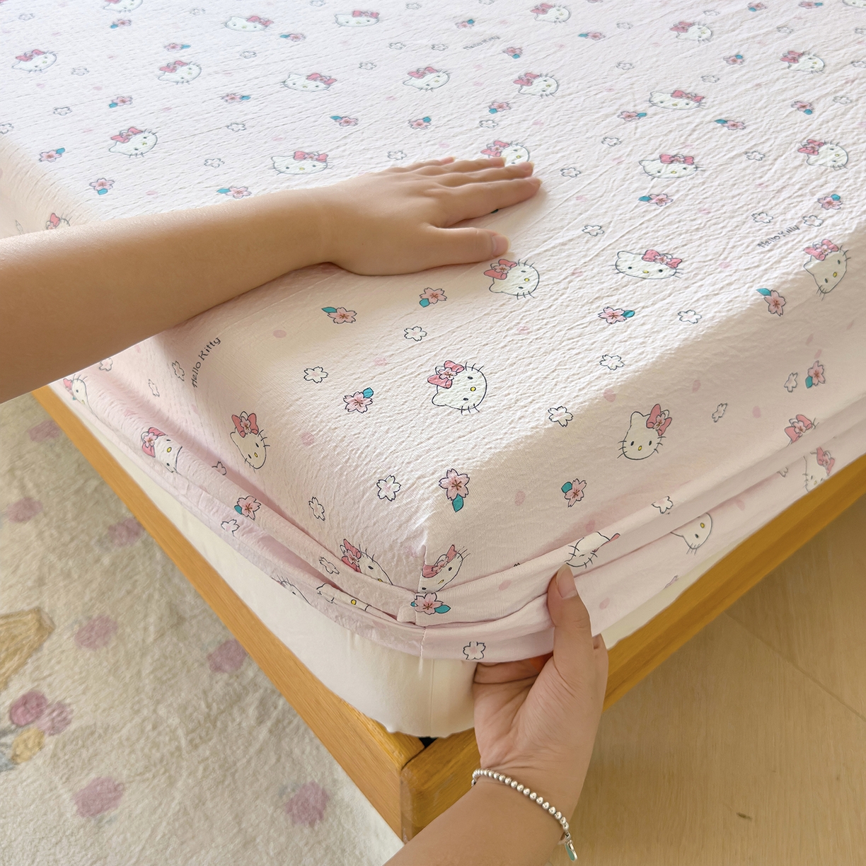 91家纺网 家纺一手货源 找家纺 梦庭帛美 2025新款高克重110克云感提花皱皱纱正版三丽鸥床笠 粉樱凯蒂