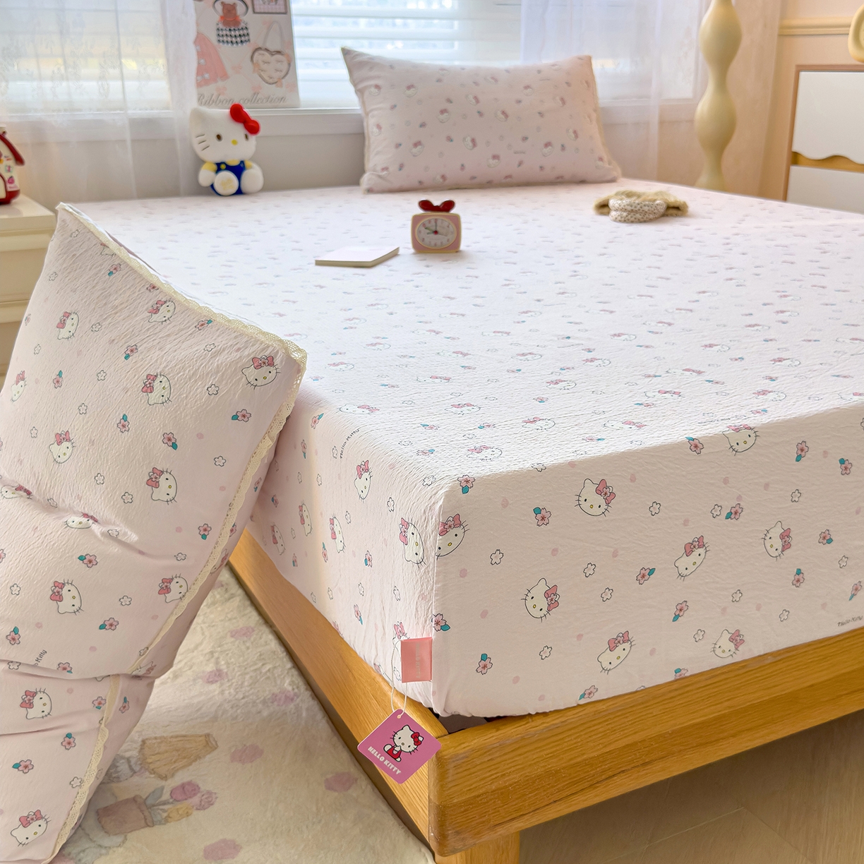 91家纺网 家纺一手货源 找家纺 梦庭帛美 2025新款高克重110克云感提花皱皱纱正版三丽鸥床笠 粉樱凯蒂