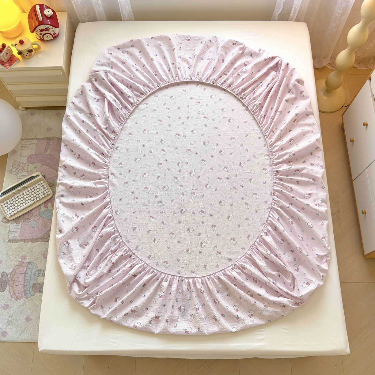 91家纺网 家纺一手货源 找家纺 梦庭帛美 2025新款高克重110克云感提花皱皱纱正版三丽鸥床笠 粉樱凯蒂