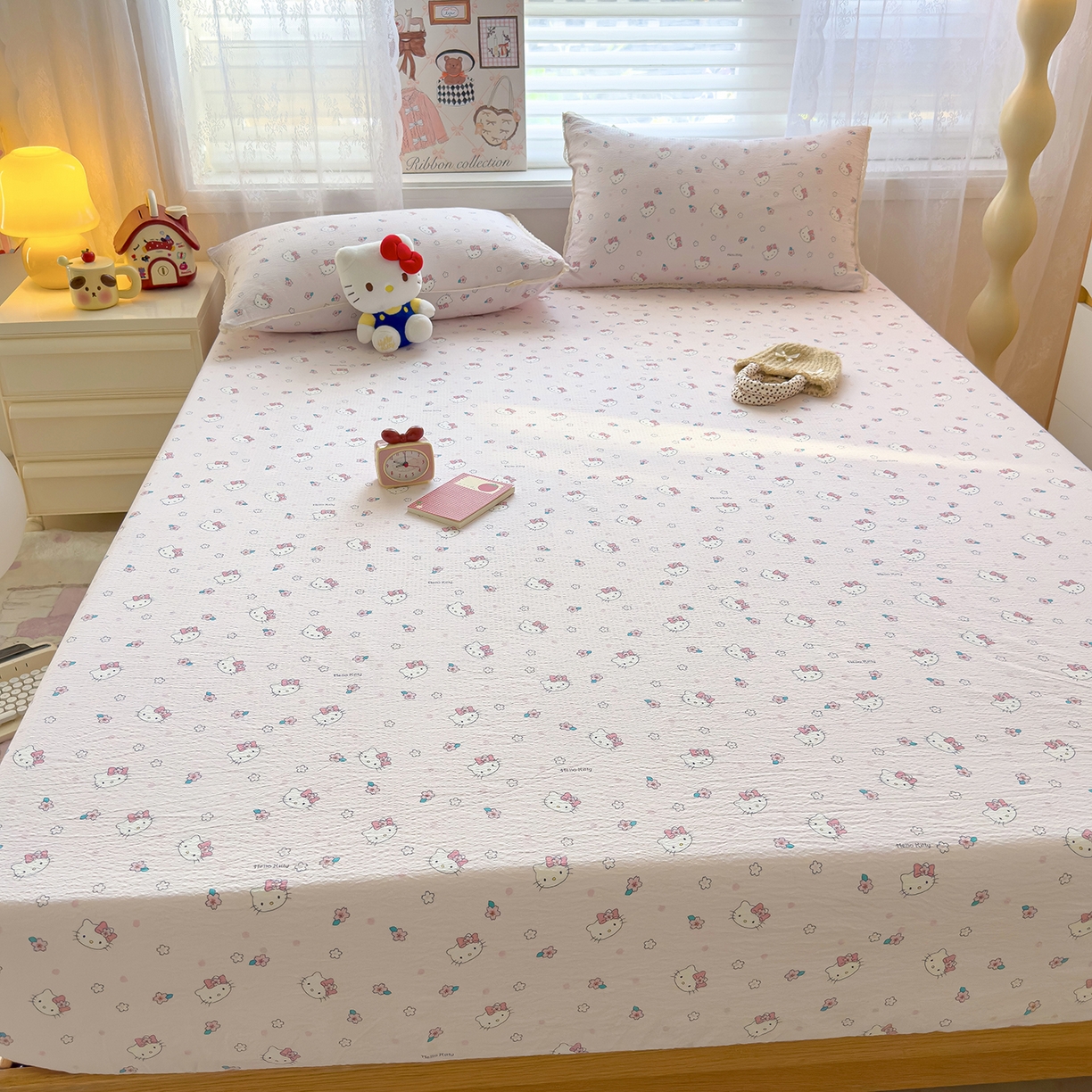 91家纺网 家纺一手货源 找家纺 梦庭帛美 2025新款高克重110克云感提花皱皱纱正版三丽鸥床笠 粉樱凯蒂