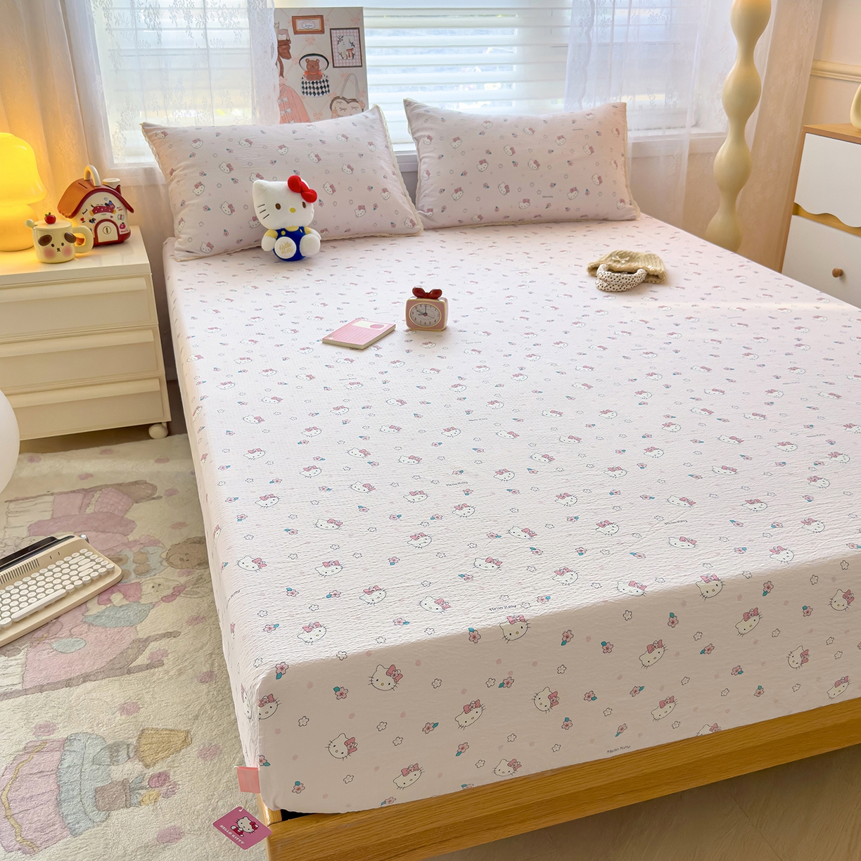 91家纺网 家纺一手货源 找家纺 梦庭帛美 2025新款高克重110克云感提花皱皱纱正版三丽鸥床笠 粉樱凯蒂