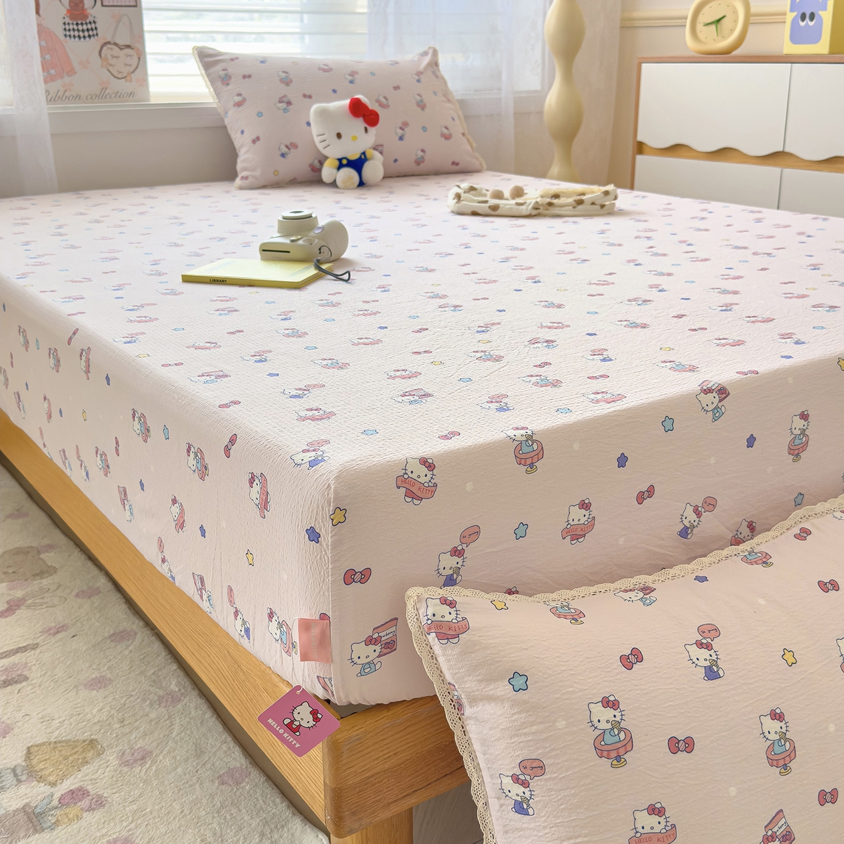 91家纺网 家纺一手货源 找家纺 梦庭帛美 2025新款高克重110克云感提花皱皱纱正版三丽鸥床笠 奶芙KT