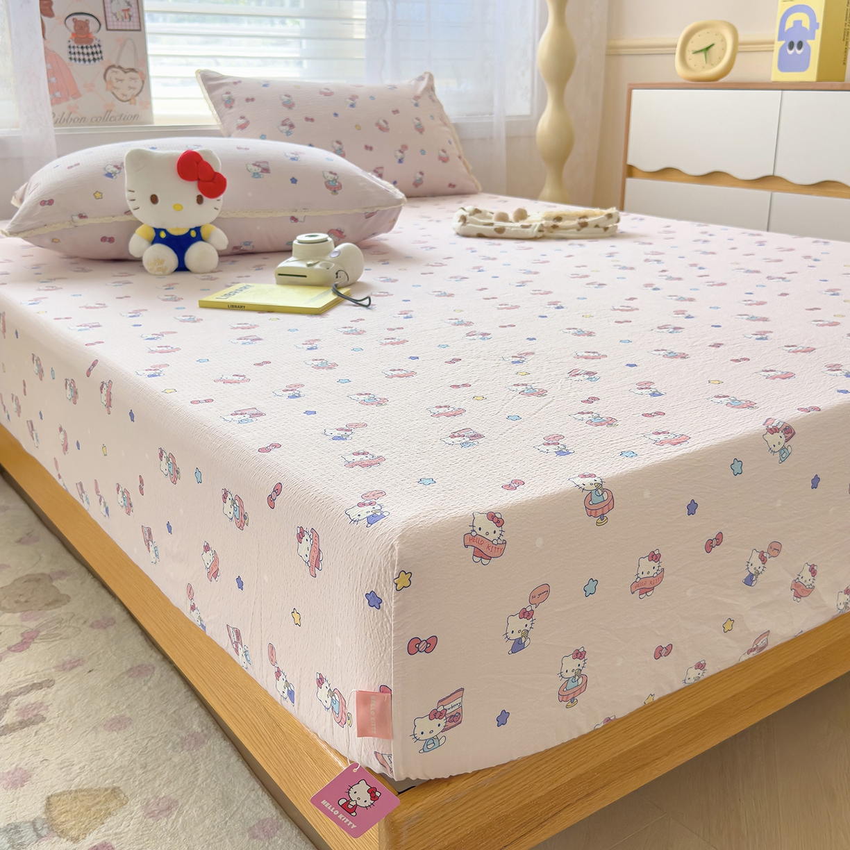 91家纺网 家纺一手货源 找家纺 梦庭帛美 2025新款高克重110克云感提花皱皱纱正版三丽鸥床笠 奶芙KT