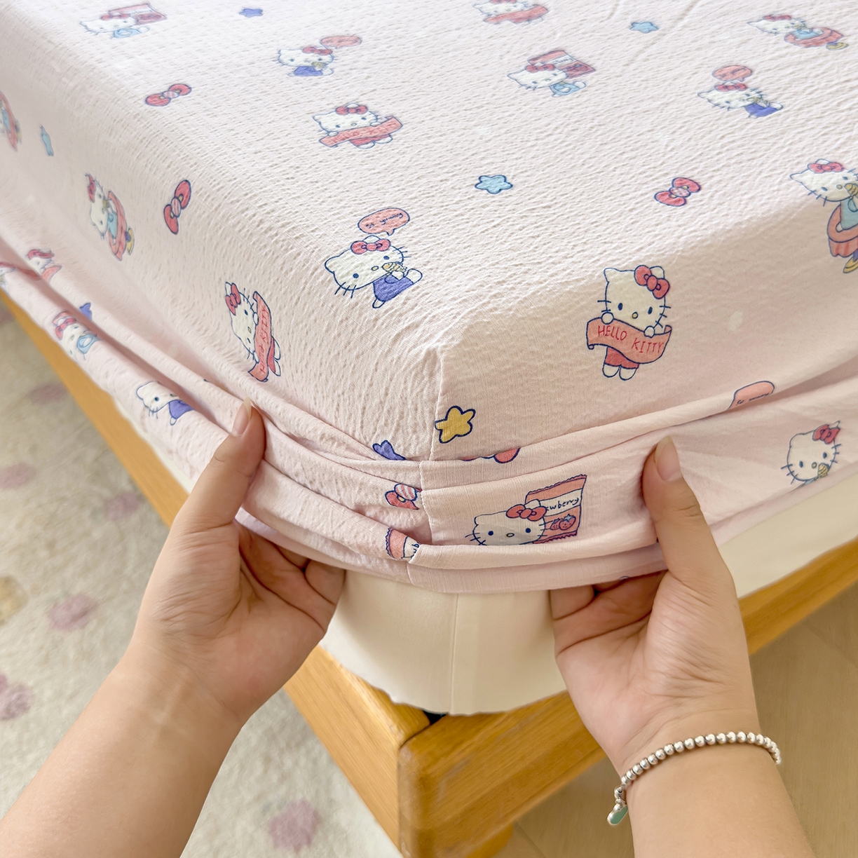 91家纺网 家纺一手货源 找家纺 梦庭帛美 2025新款高克重110克云感提花皱皱纱正版三丽鸥床笠 奶芙KT