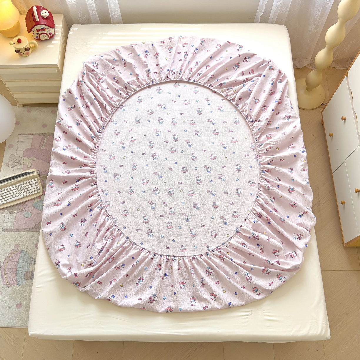 91家纺网 家纺一手货源 找家纺 梦庭帛美 2025新款高克重110克云感提花皱皱纱正版三丽鸥床笠 奶芙KT