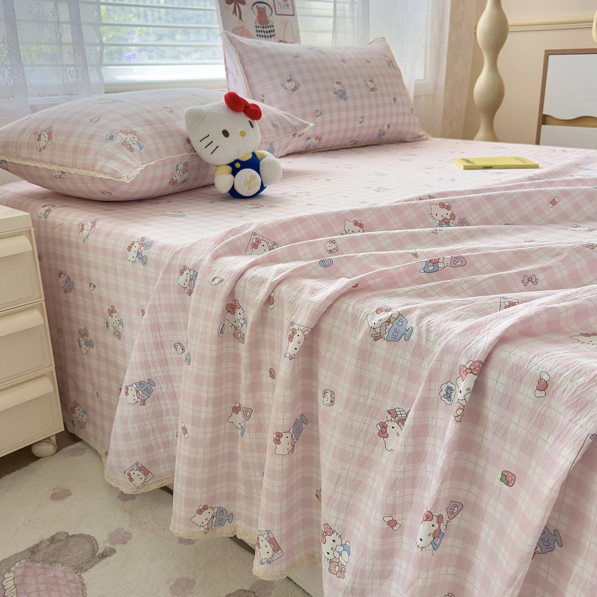 91家纺网 家纺一手货源 找家纺 梦庭帛美 2025新款高克重110克云感提花皱皱纱正版三丽鸥床单 甜蜜电话-粉