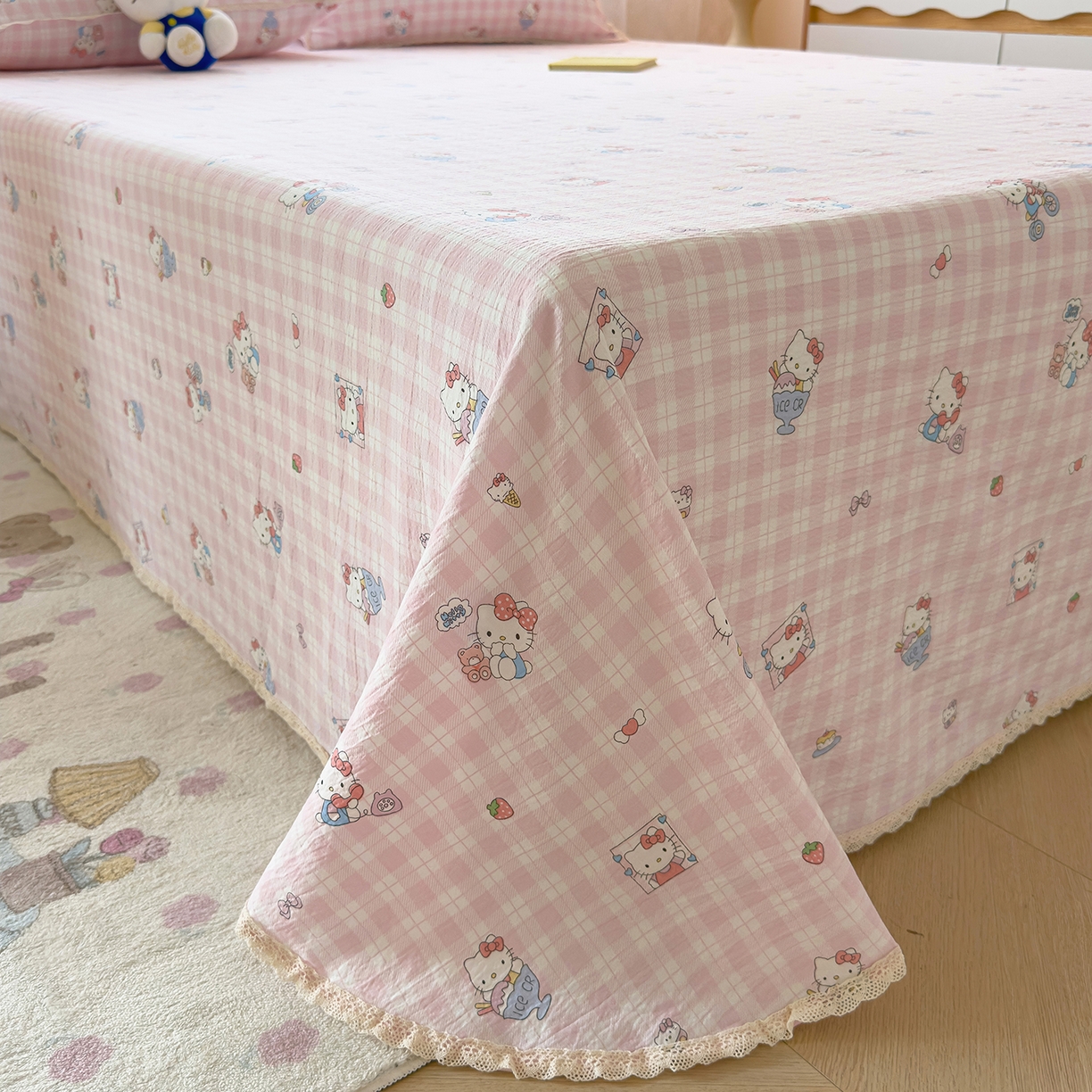 91家纺网 家纺一手货源 找家纺 梦庭帛美 2025新款高克重110克云感提花皱皱纱正版三丽鸥床单 甜蜜电话-粉