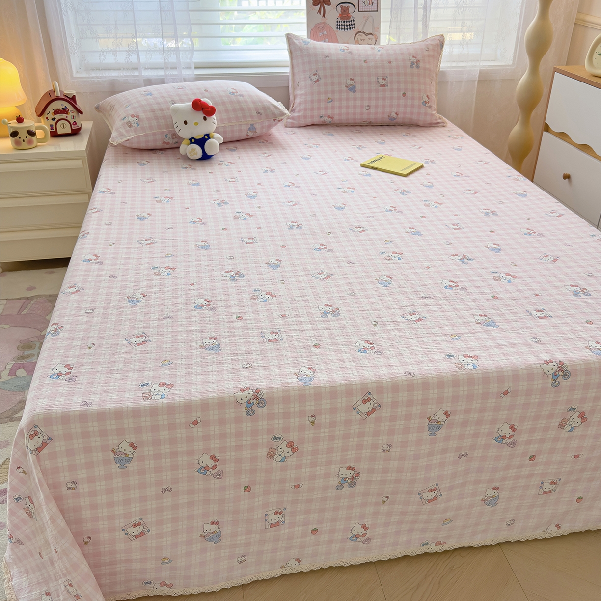 91家纺网 家纺一手货源 找家纺 梦庭帛美 2025新款高克重110克云感提花皱皱纱正版三丽鸥床单 甜蜜电话-粉