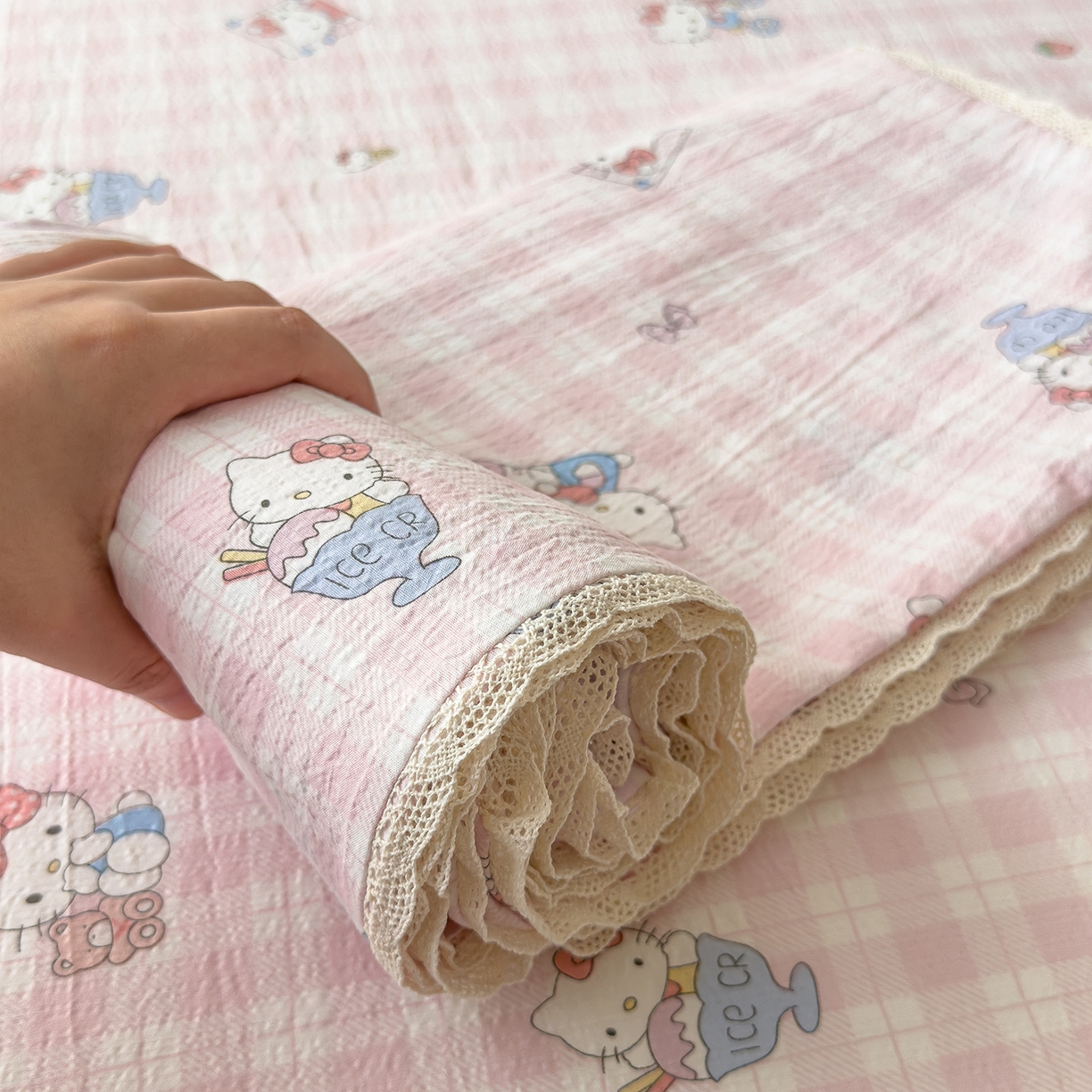 91家纺网 家纺一手货源 找家纺 梦庭帛美 2025新款高克重110克云感提花皱皱纱正版三丽鸥床单 甜蜜电话-粉