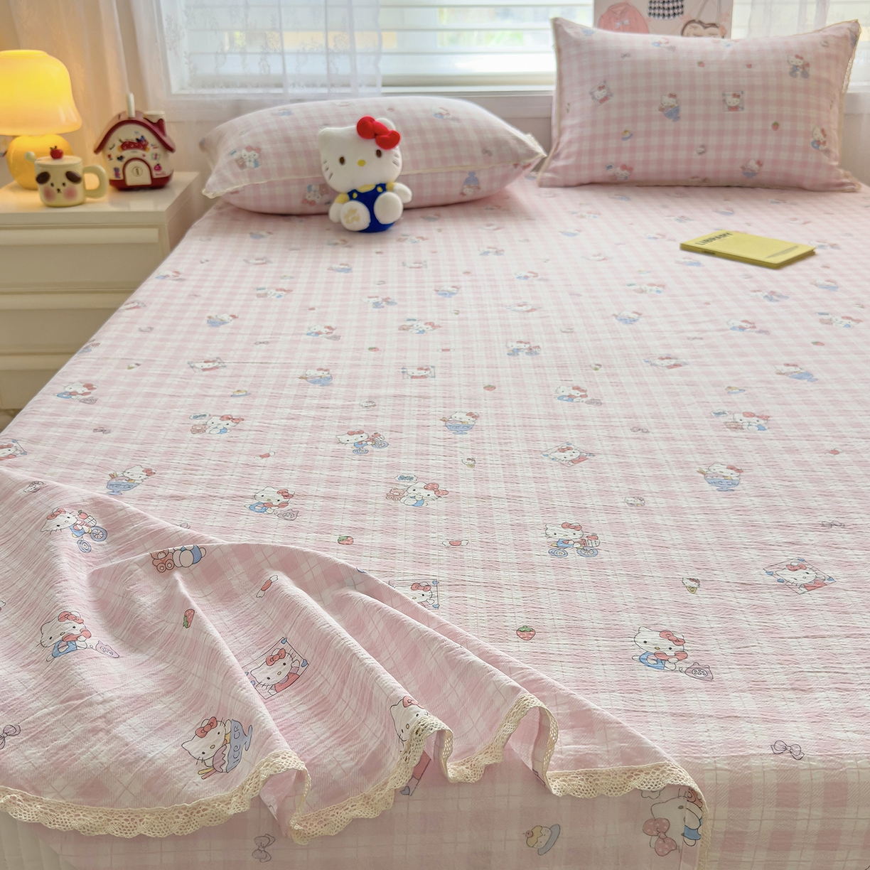 91家纺网 家纺一手货源 找家纺 梦庭帛美 2025新款高克重110克云感提花皱皱纱正版三丽鸥床单 甜蜜电话-粉