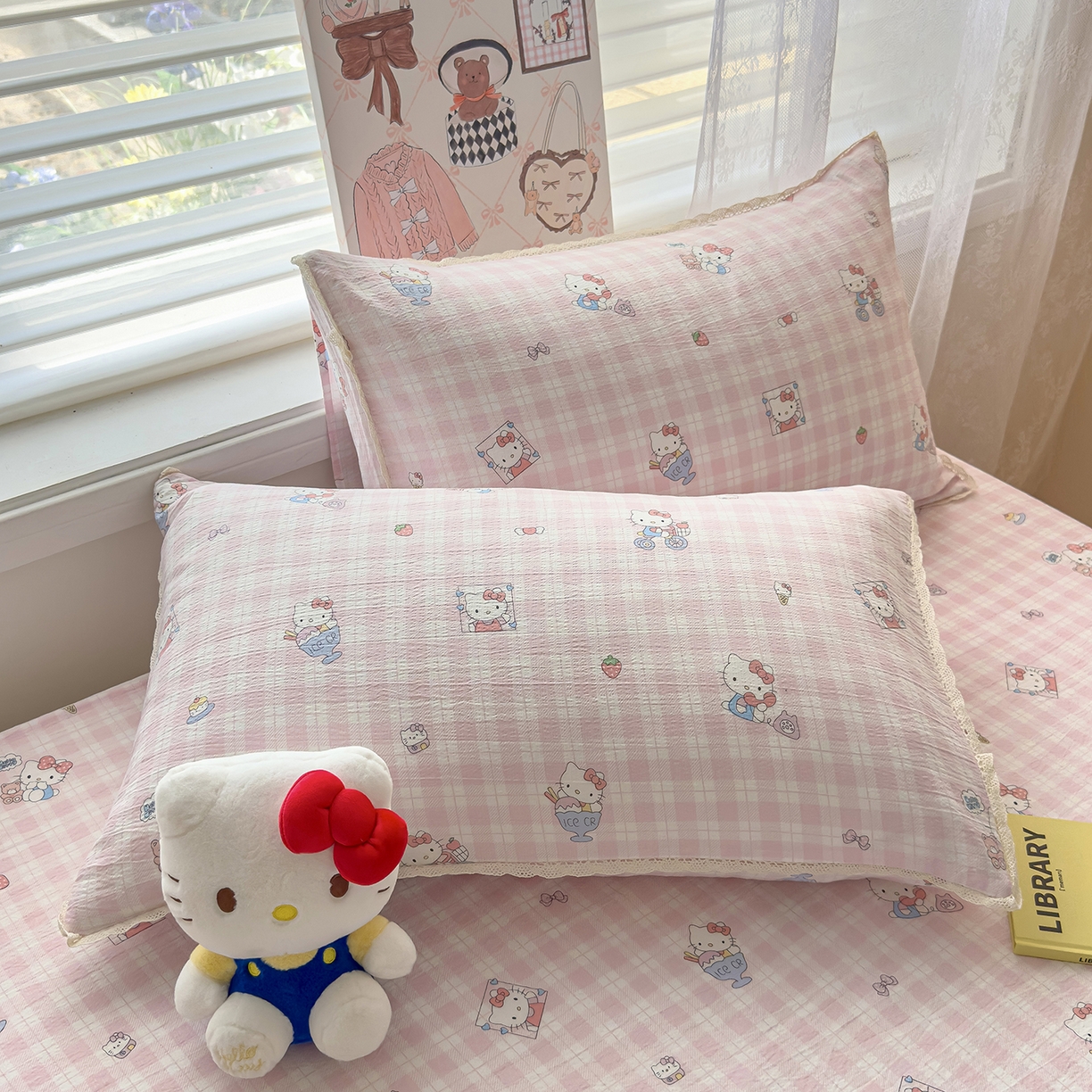 91家纺网 家纺一手货源 找家纺 梦庭帛美 2025新款高克重110克云感提花皱皱纱正版三丽鸥床单 甜蜜电话-粉