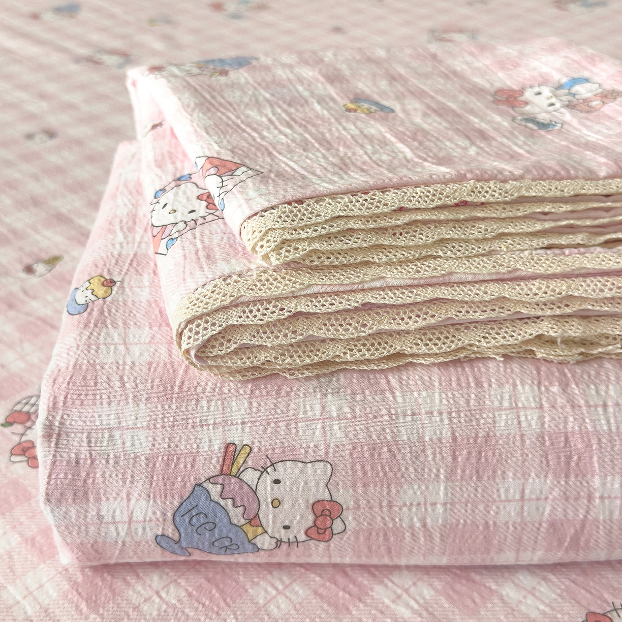 91家纺网 家纺一手货源 找家纺 梦庭帛美 2025新款高克重110克云感提花皱皱纱正版三丽鸥床单 甜蜜电话-粉