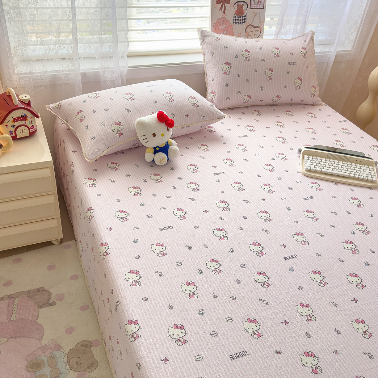 91家纺网 家纺一手货源 找家纺 梦庭帛美 2025新款高克重110克云感提花皱皱纱正版三丽鸥床单 条纹KT