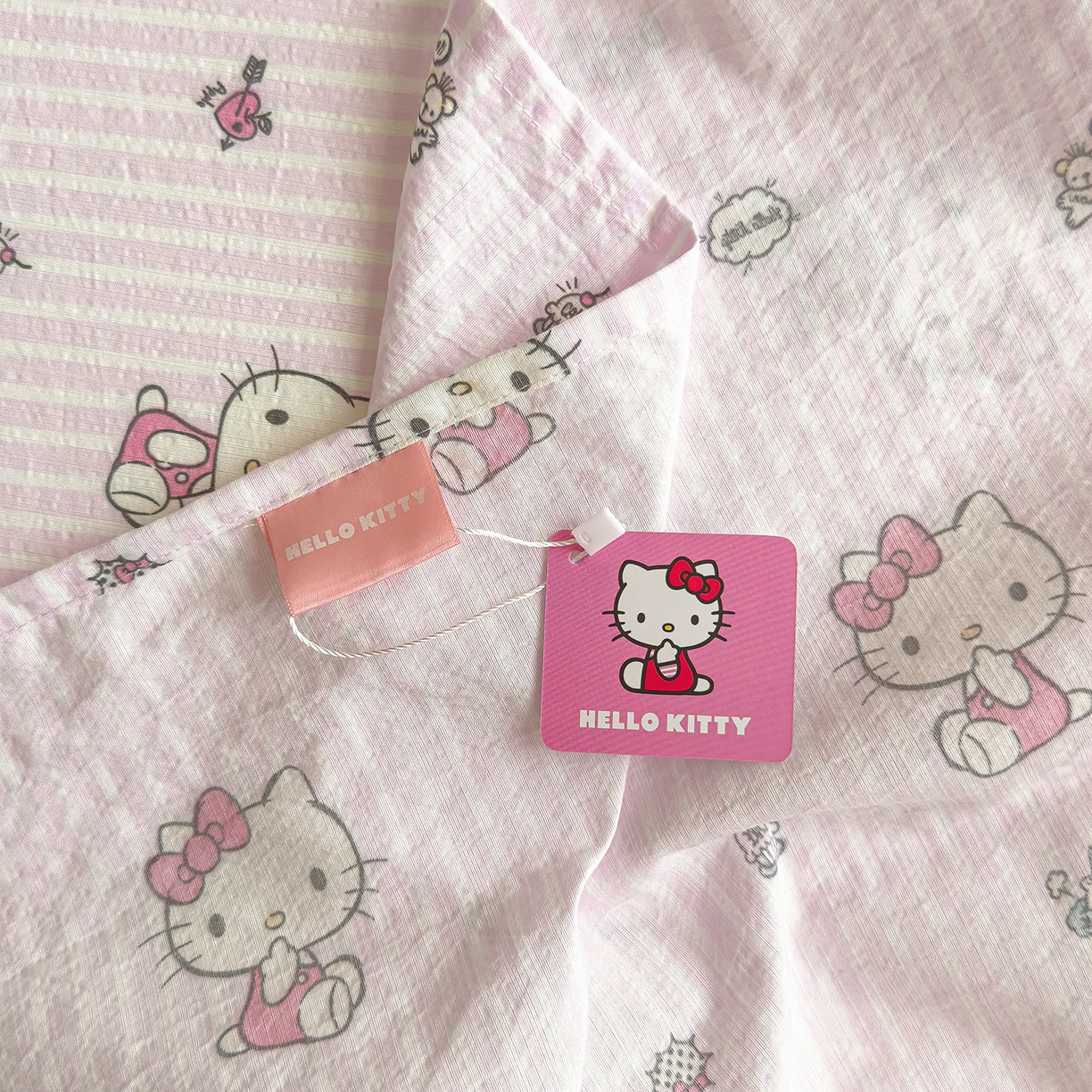 91家纺网 家纺一手货源 找家纺 梦庭帛美 2025新款高克重110克云感提花皱皱纱正版三丽鸥床单 条纹KT