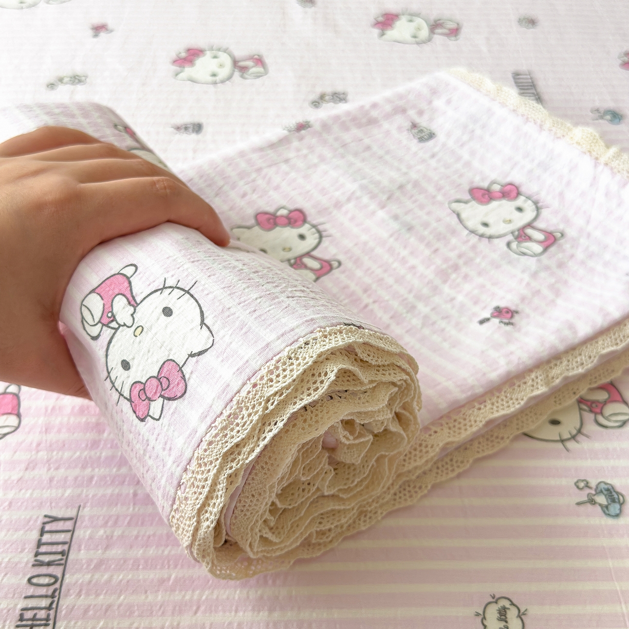 91家纺网 家纺一手货源 找家纺 梦庭帛美 2025新款高克重110克云感提花皱皱纱正版三丽鸥床单 条纹KT