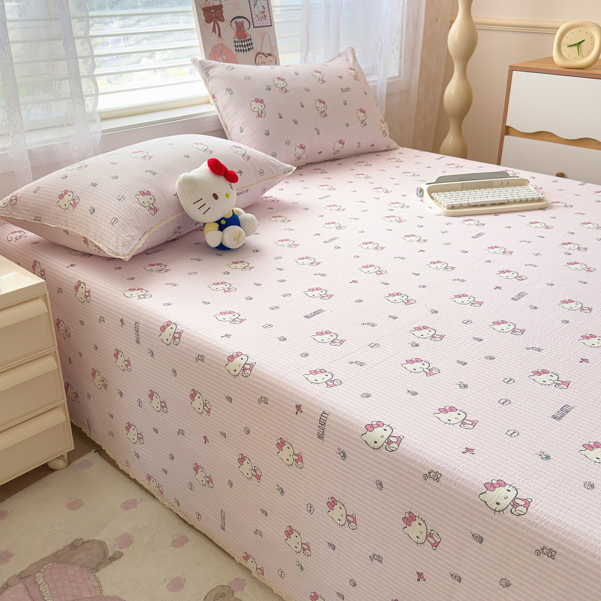 91家纺网 家纺一手货源 找家纺 梦庭帛美 2025新款高克重110克云感提花皱皱纱正版三丽鸥床单 条纹KT