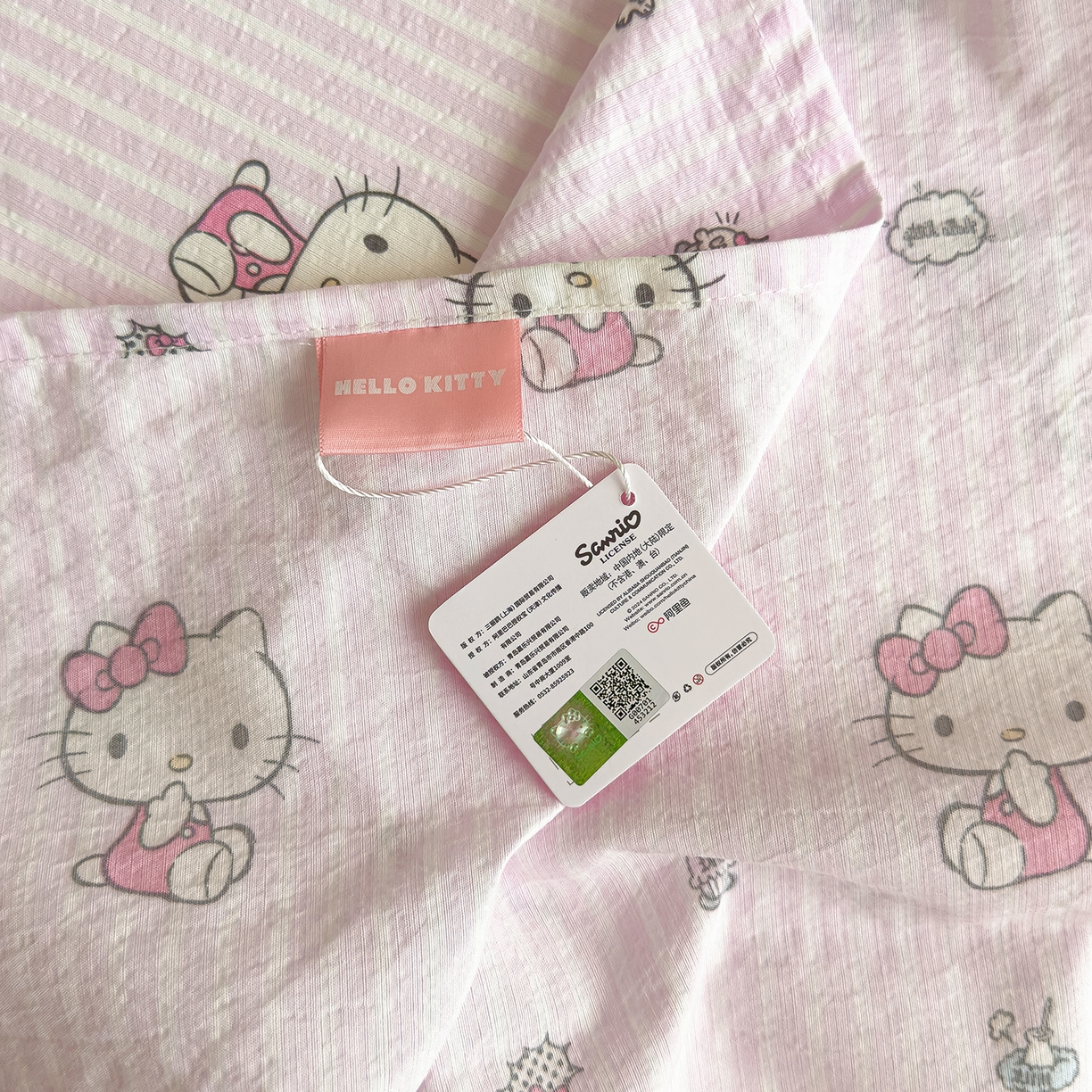 91家纺网 家纺一手货源 找家纺 梦庭帛美 2025新款高克重110克云感提花皱皱纱正版三丽鸥床单 条纹KT